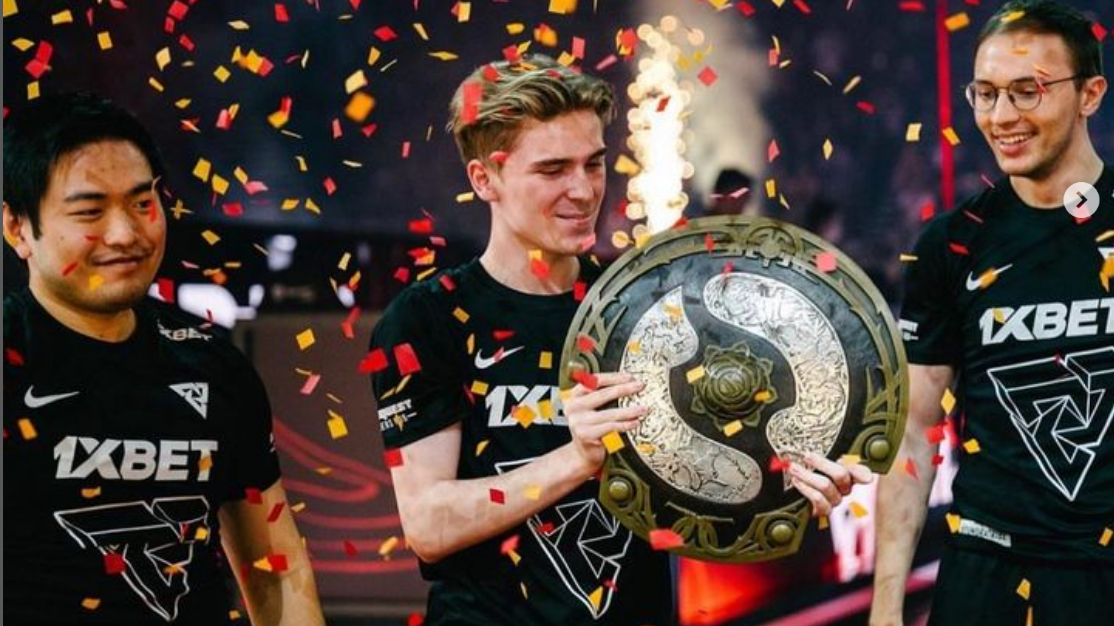 Slovenský hráč vyhrál s týmem Tundra Esports šampionát The International, domů si veze téměř 42 milionů korun