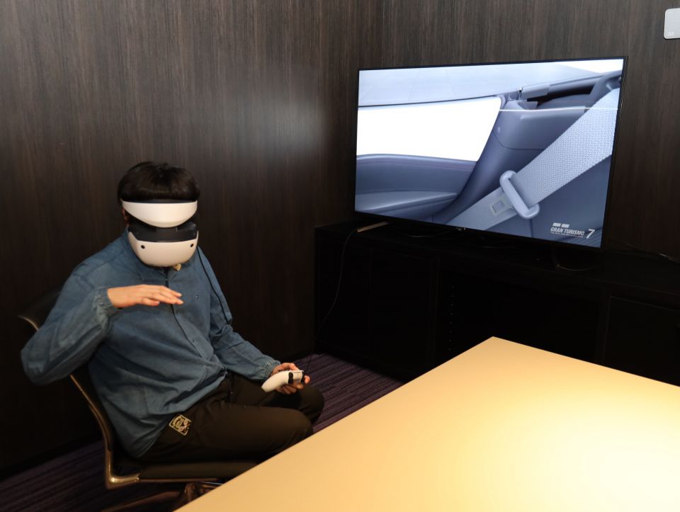 Ukázka VR showroomu GT7 včetně zkoumání interiéru vozu