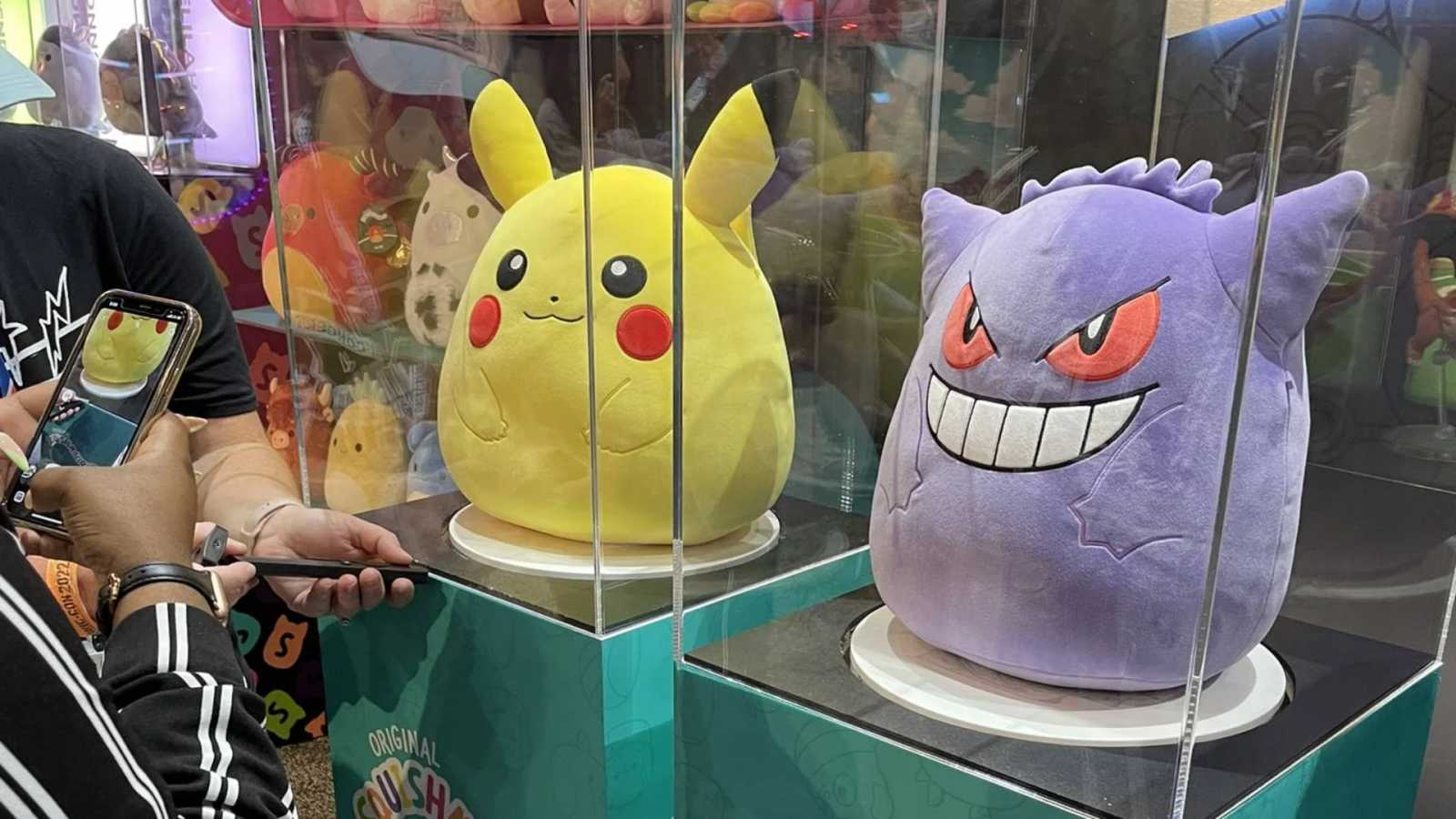 Značka Pokémon dostává vlastní Squishmallows. Oblíbení plyšáci tak budou vypadat třeba jako Pikachu