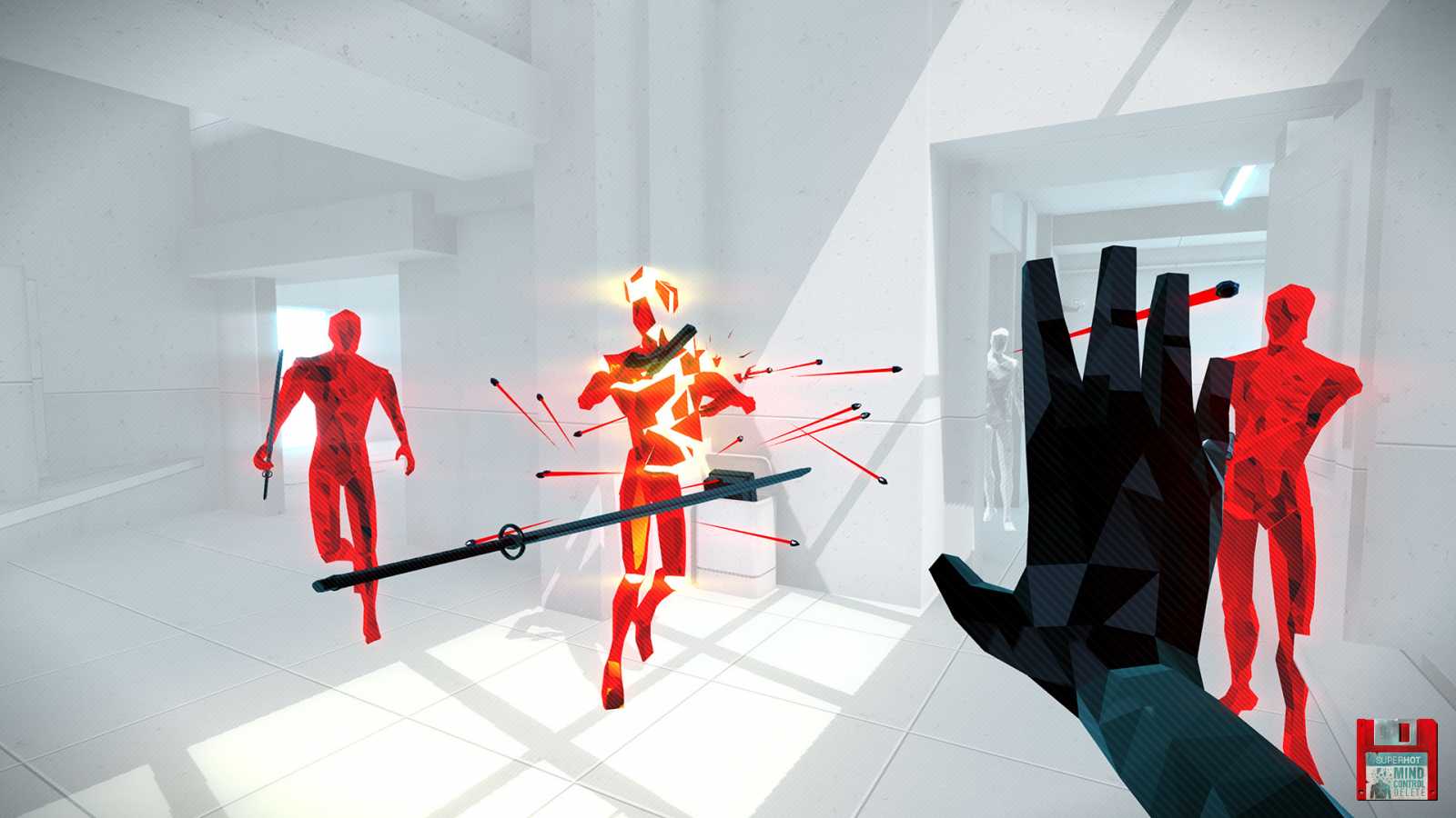 Superhot VR bojuje s návalem review-bombingu. Hráči kritizují odstranění sebevražedných scén