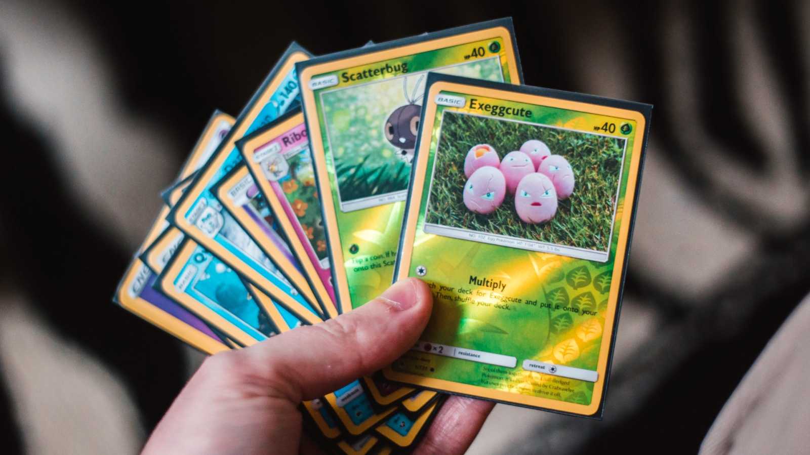 Bojuj jako chlap, řval Brit na souseda. Pak ho umlátil balíkem Pokémon kartiček