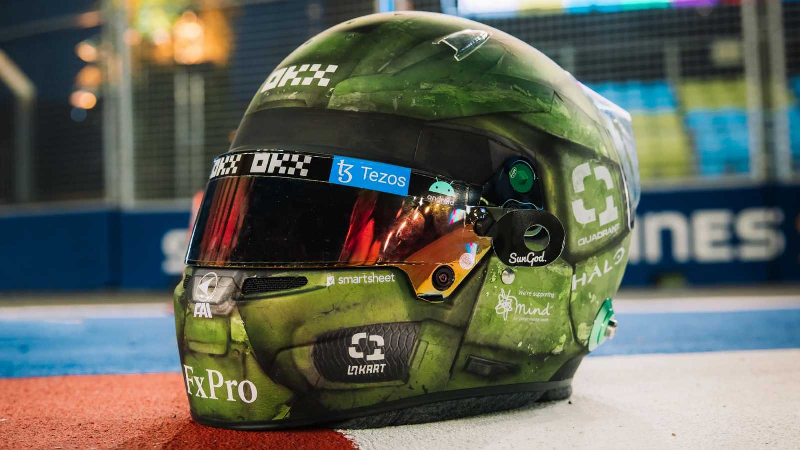 Pilot Formule 1 Lando Norris o víkendu závodí v helmě inspirované sérií Halo