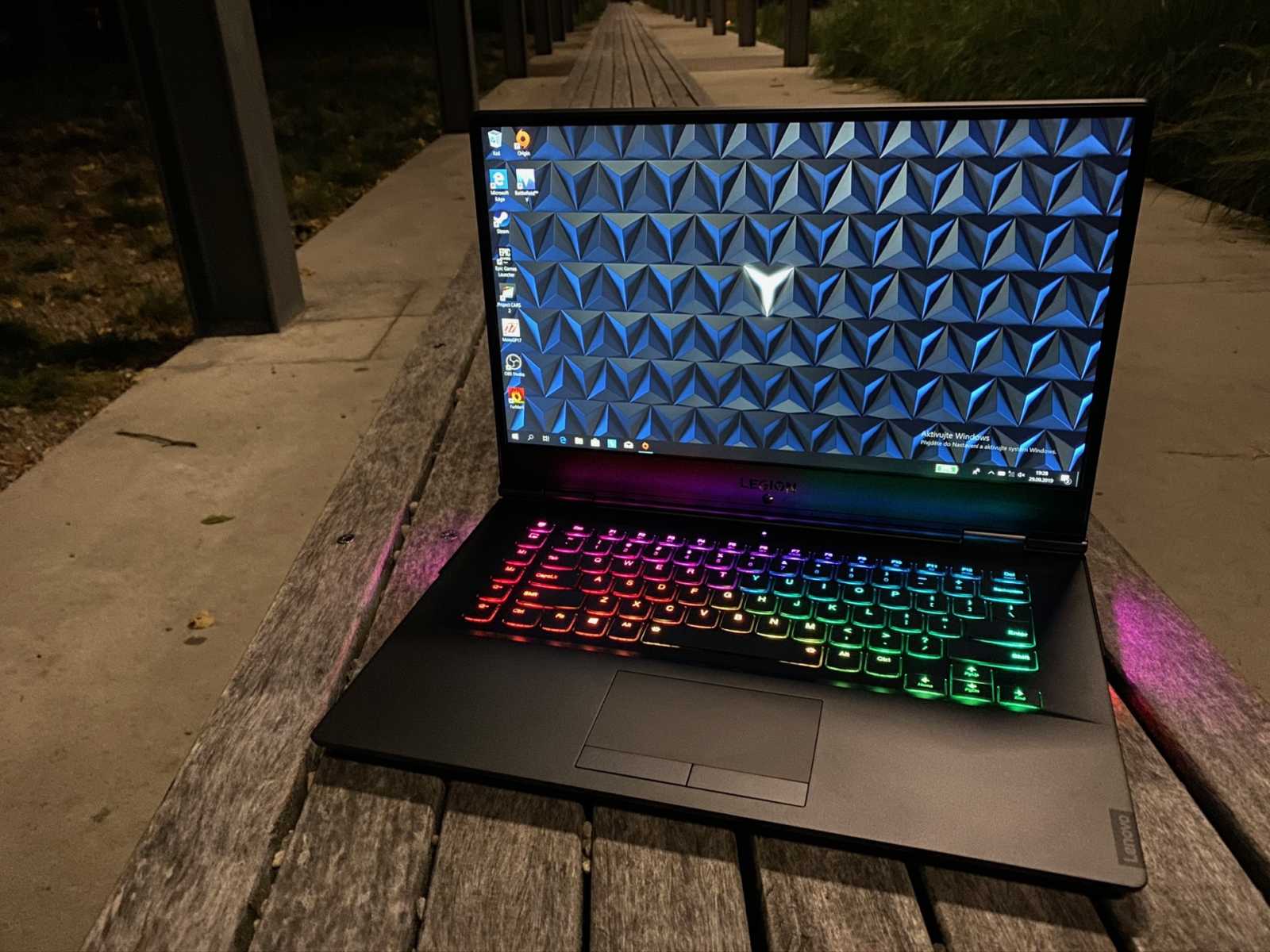 Ray-tracing stylově sbalený na cesty v notebooku Lenovo Legion Y740