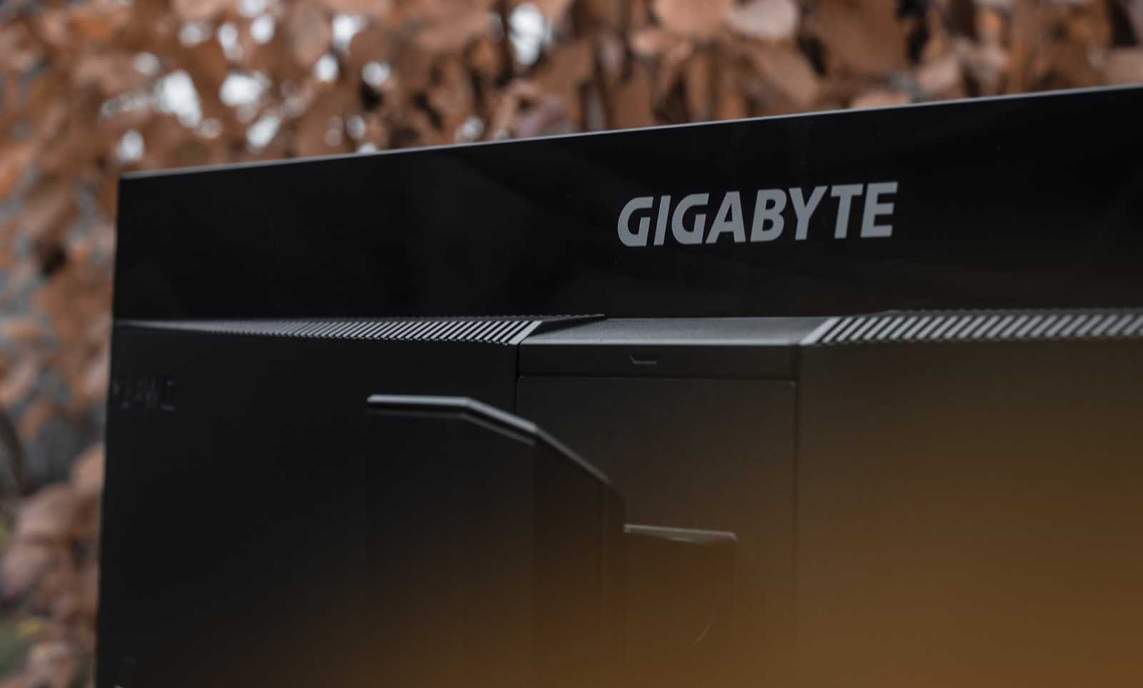 Nechte se pohltit hrou s ultraširokým monitorem Gigabyte M34WQ