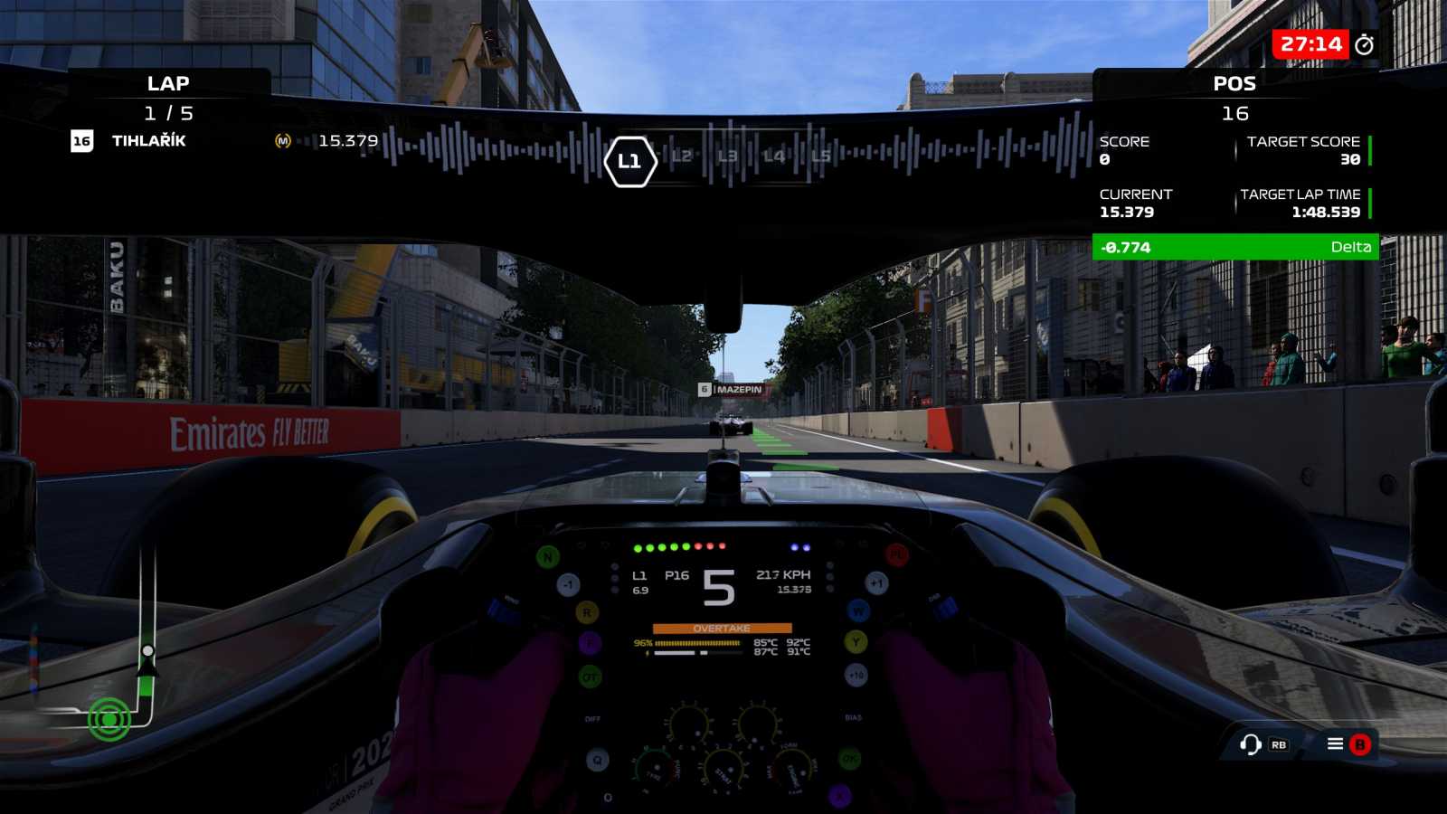 Míra simulace v F1 2021 je tak veliká, že vás z takřka dokonalé iluze reality dovede rozhodit jen opravdu velká nepřesnost. Třeba šesté místo vedle jména Mazepin...