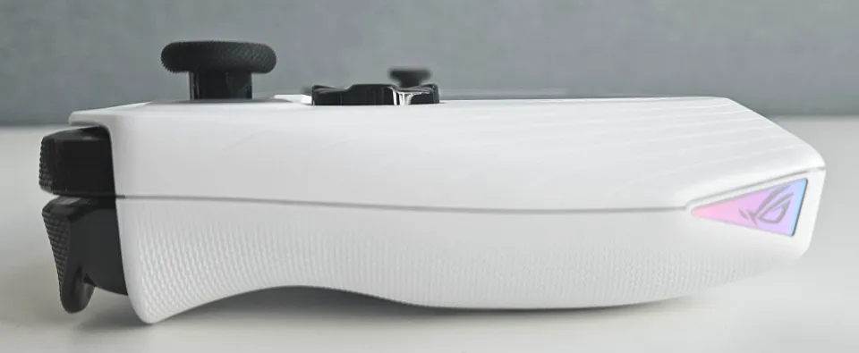 Představení ASUS Rog Ally: Výkonem našlapaný PC handheld, který jde po Steam Decku