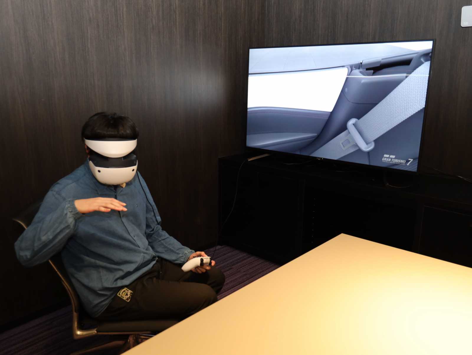 Ukázka VR showroomu GT7 včetně zkoumání interiéru vozu