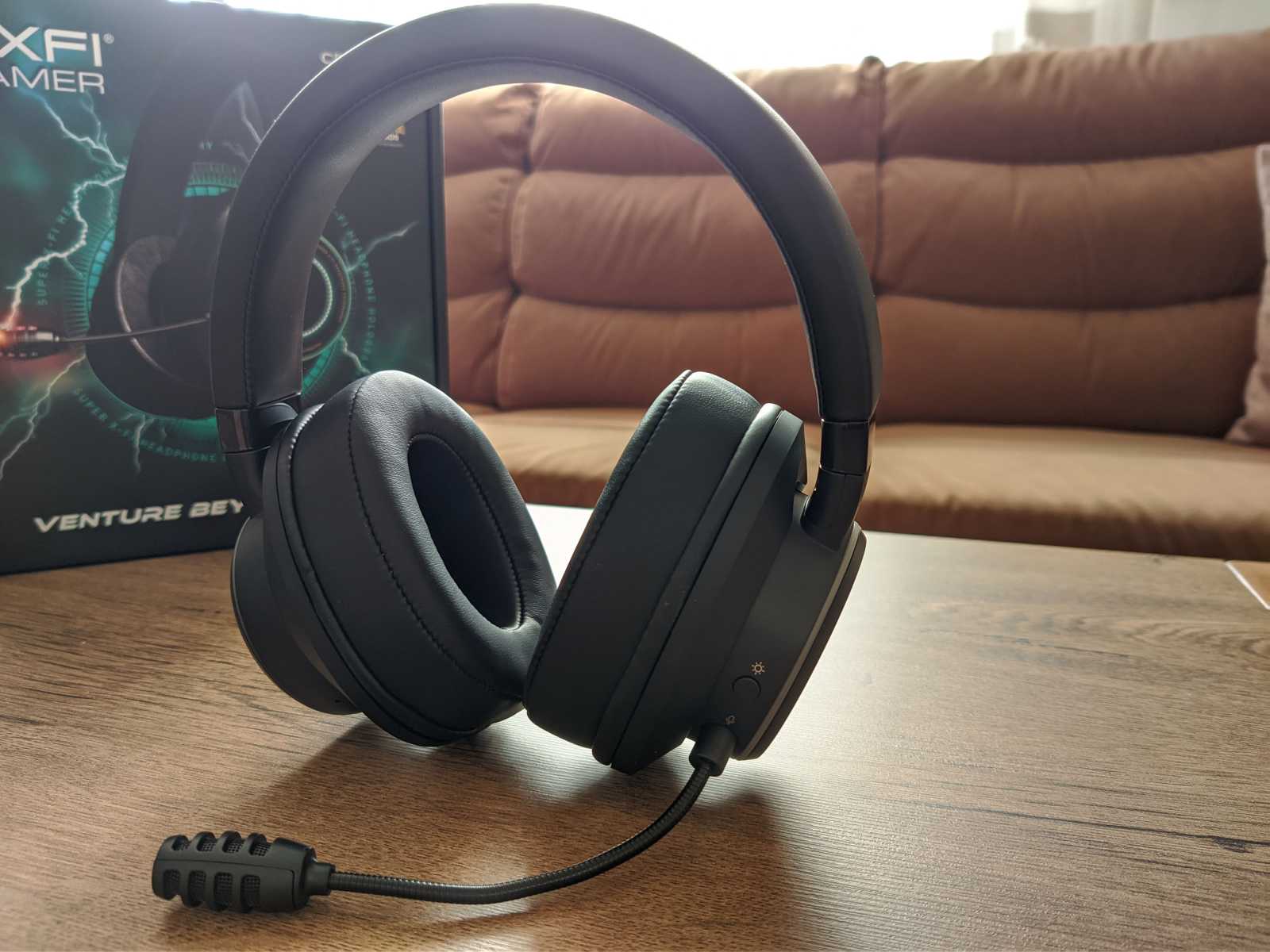 Creative SXFI Gamer je krásnou ukázkou toho, že herní headset nemusí vypadat jako pouťová atrakce