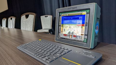 Čas na sklizeň démonů. Hacker spustil Dooma na systému traktoru John Deere