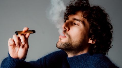 Simulátor kouření má nečekaný úspěch. Nabízí i funkci elektrické plácačky na mouchy