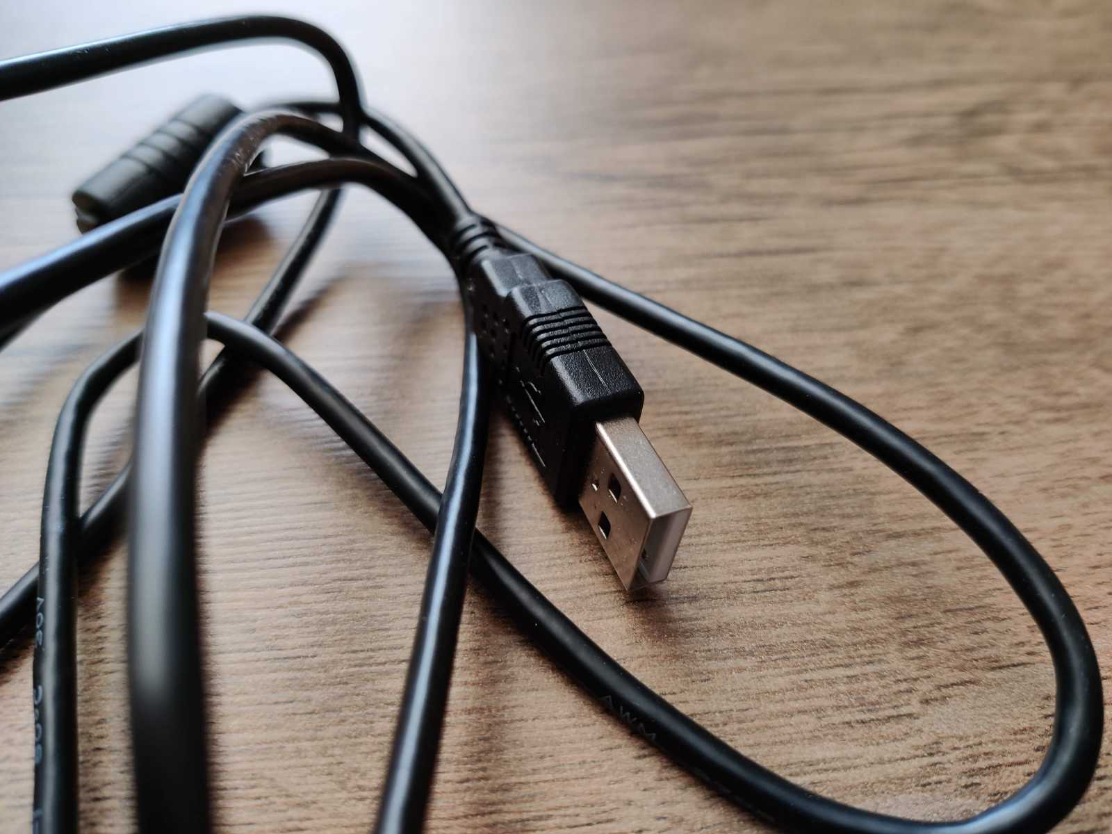 Kabel nemá žádnou povrchovou úpravu, s webkamerou ovšem uživatelé obvykle nepohybují tak často, aby byl kabel po čase unavený