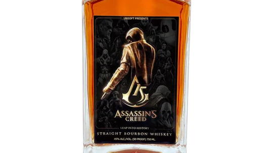 Odpočívej s panákem. Série Assassin’s Creed slaví 15 výročí oficiální edicí whiskey