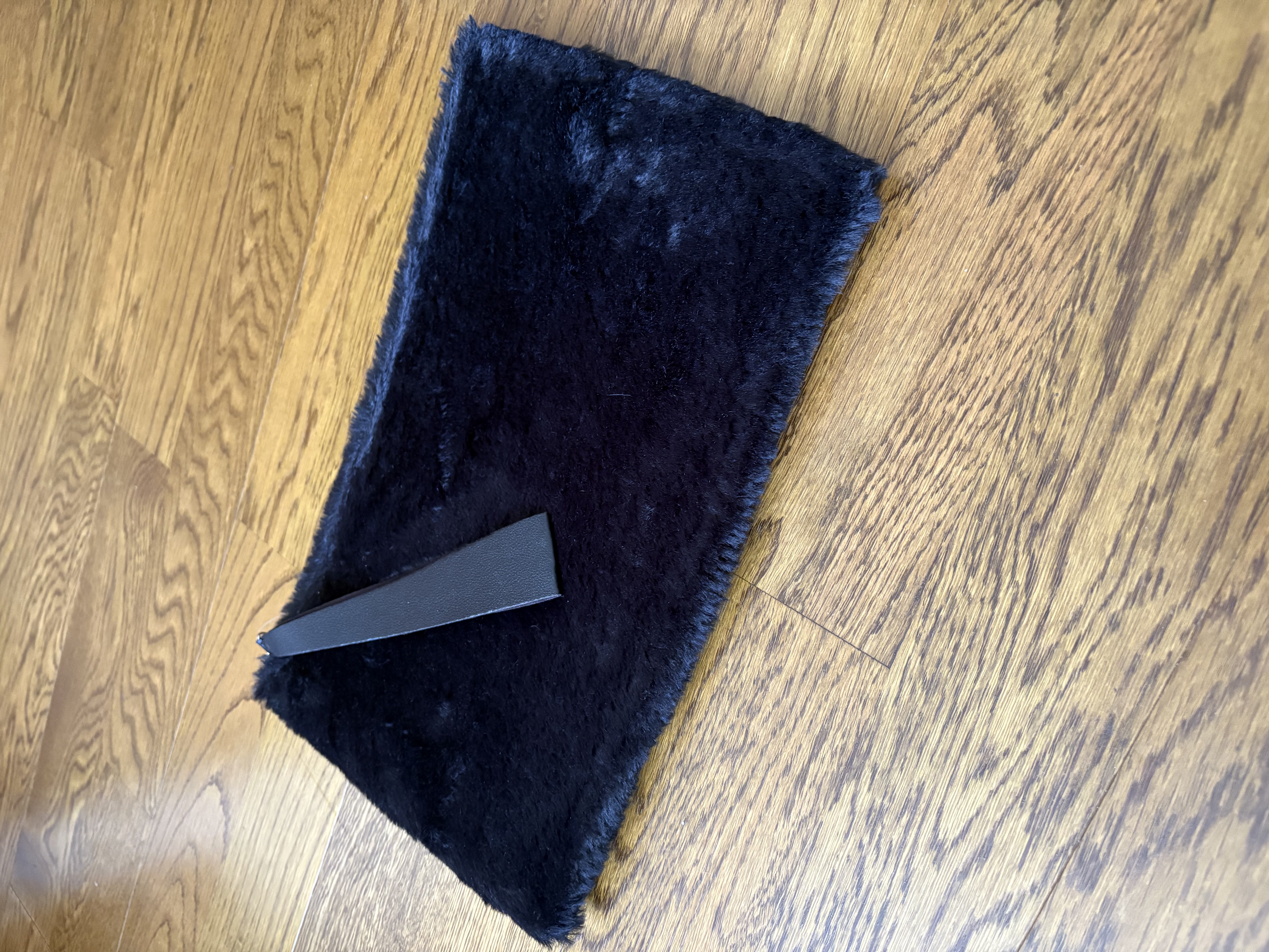 黒いファー素材のポーチ