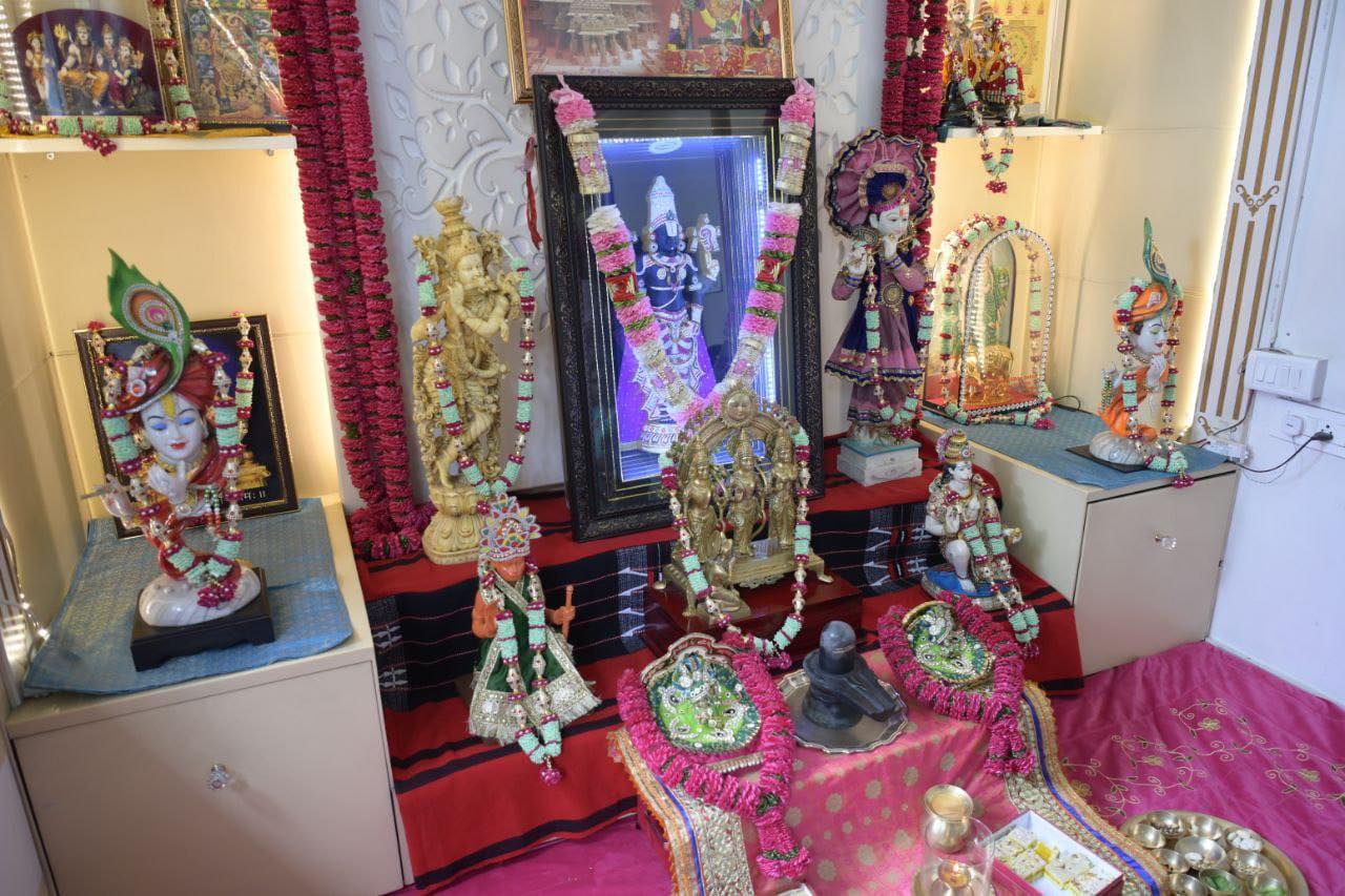 संसद भवन के लिए रवाना होने से पूर्व ईश्वर का आशीर्वाद प्राप्त किया