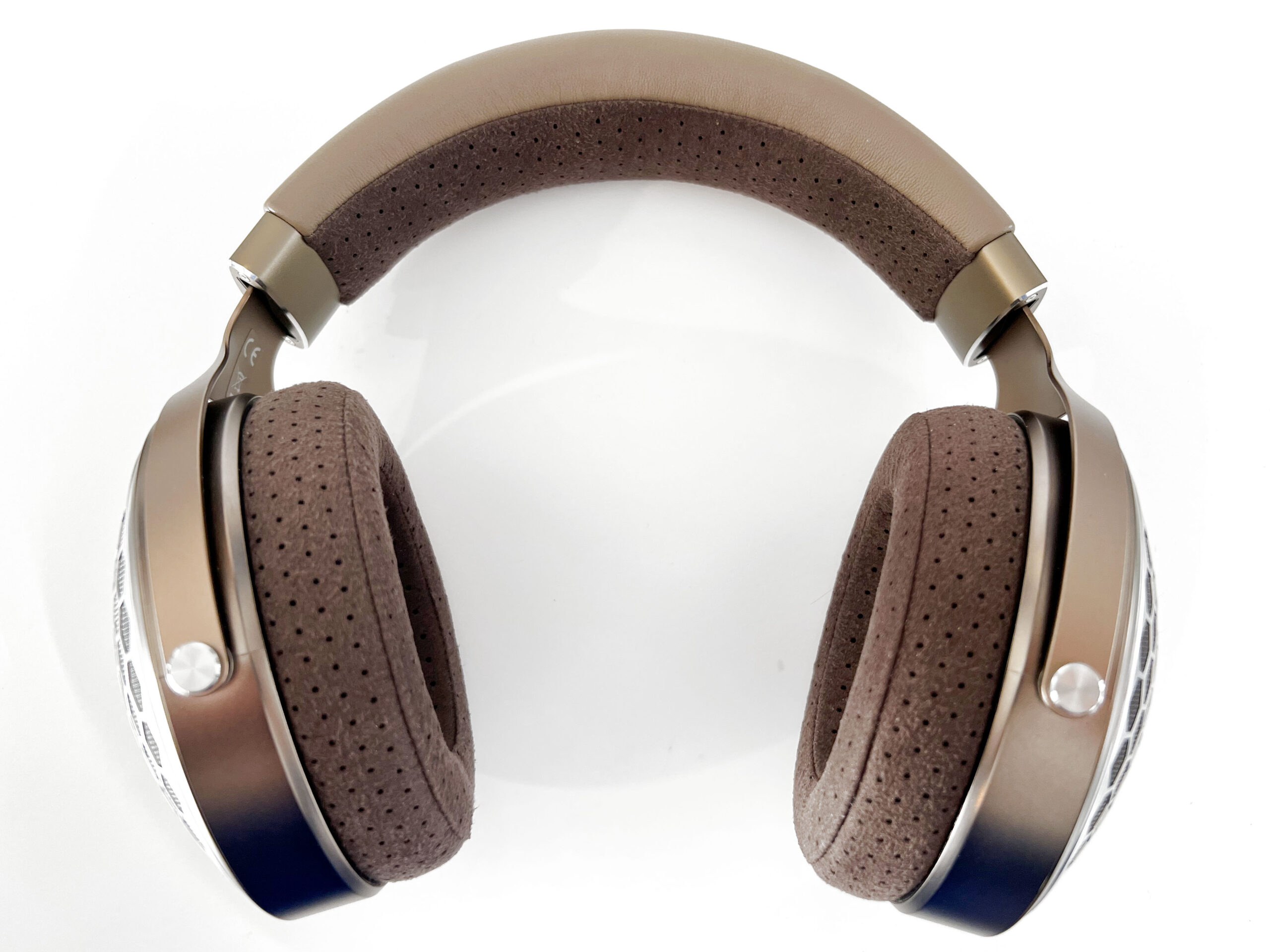 These are beautiful headphones that make the most of just about any source, from a smartphone to a dedicated high-end integrated DAC/amp like Naim's Uniti Atom Headphone Edition. headphones d385bde3 img 0433 copy scaled