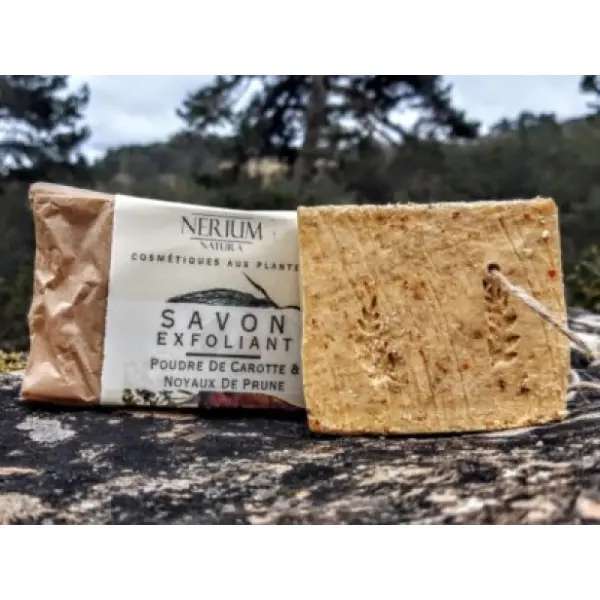 Savon exfoliant naturel à la poudre de carotte & noyaux de prune