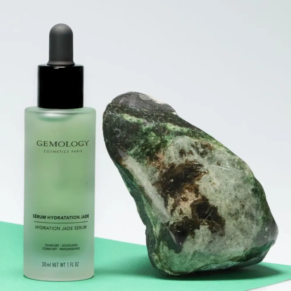Feuchtigkeitsspendendes Serum mit Jade - Stein — Gemology