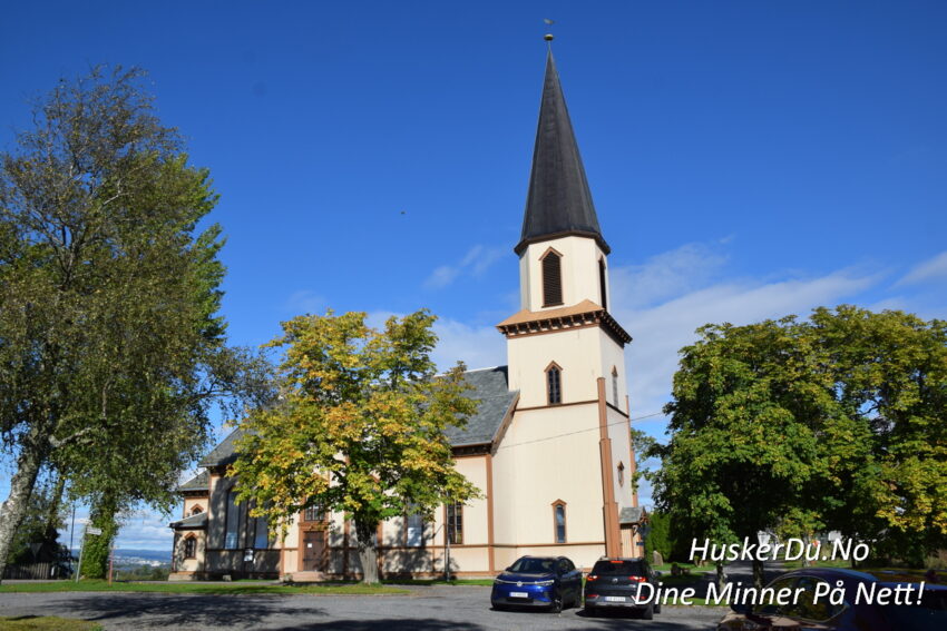 Fet Kirke i Fetsund – en historisk skatt med majestetisk spiretårn som strekker seg mot himmelen. Her finner du et fredfullt sted omgitt av frodig natur, hvor minner fra svunne tider fortsatt lever. 🌿📸 Foto: Huskerdu.no