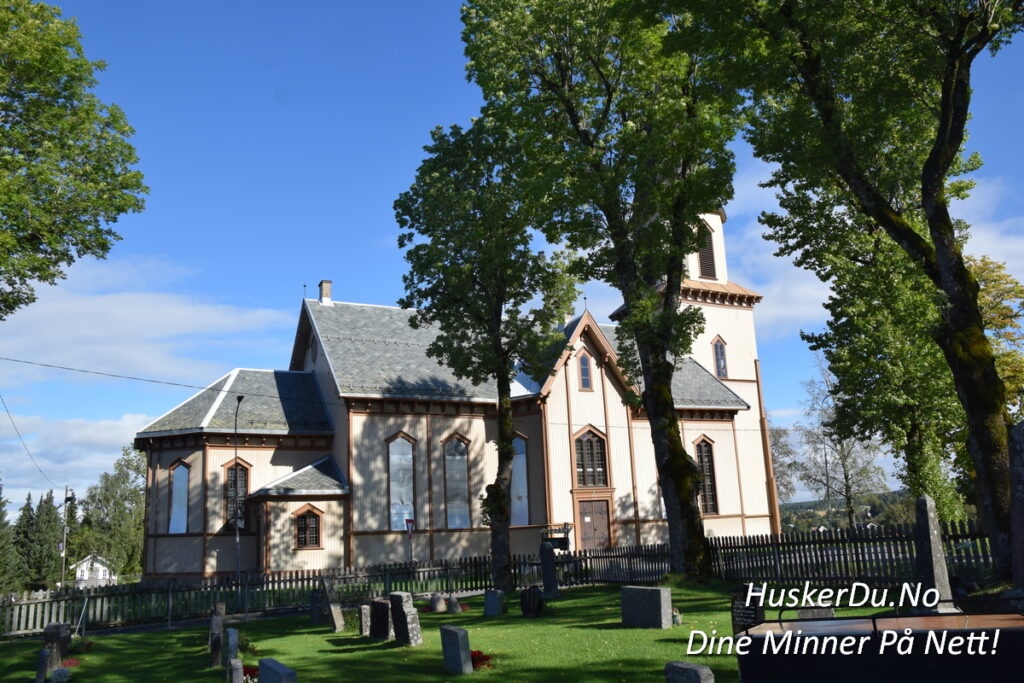 Fet Kirke i Fetsund – en historisk skatt med majestetisk spiretårn som strekker seg mot himmelen. Her finner du et fredfullt sted omgitt av frodig natur, hvor minner fra svunne tider fortsatt lever. 🌿📸 Foto: Huskerdu.no