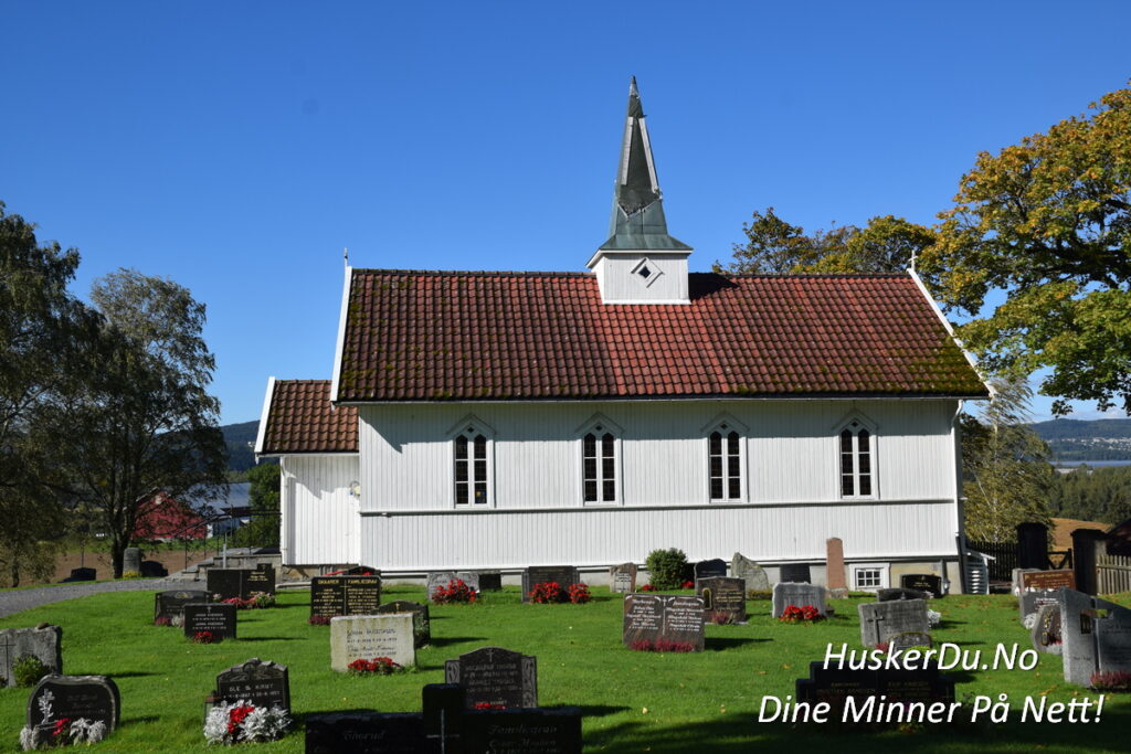 Fet Kirke i Fetsund – en historisk skatt med majestetisk spiretårn som strekker seg mot himmelen. Her finner du et fredfullt sted omgitt av frodig natur, hvor minner fra svunne tider fortsatt lever. 🌿📸 Foto: Huskerdu.no