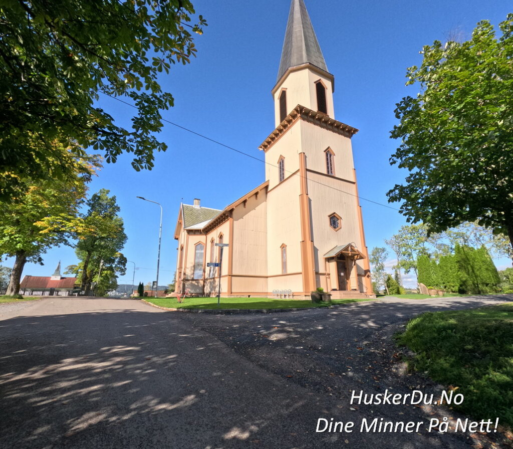 Fet Kirke i Fetsund – en historisk skatt med majestetisk spiretårn som strekker seg mot himmelen. Her finner du et fredfullt sted omgitt av frodig natur, hvor minner fra svunne tider fortsatt lever. 🌿📸 Foto: Huskerdu.no