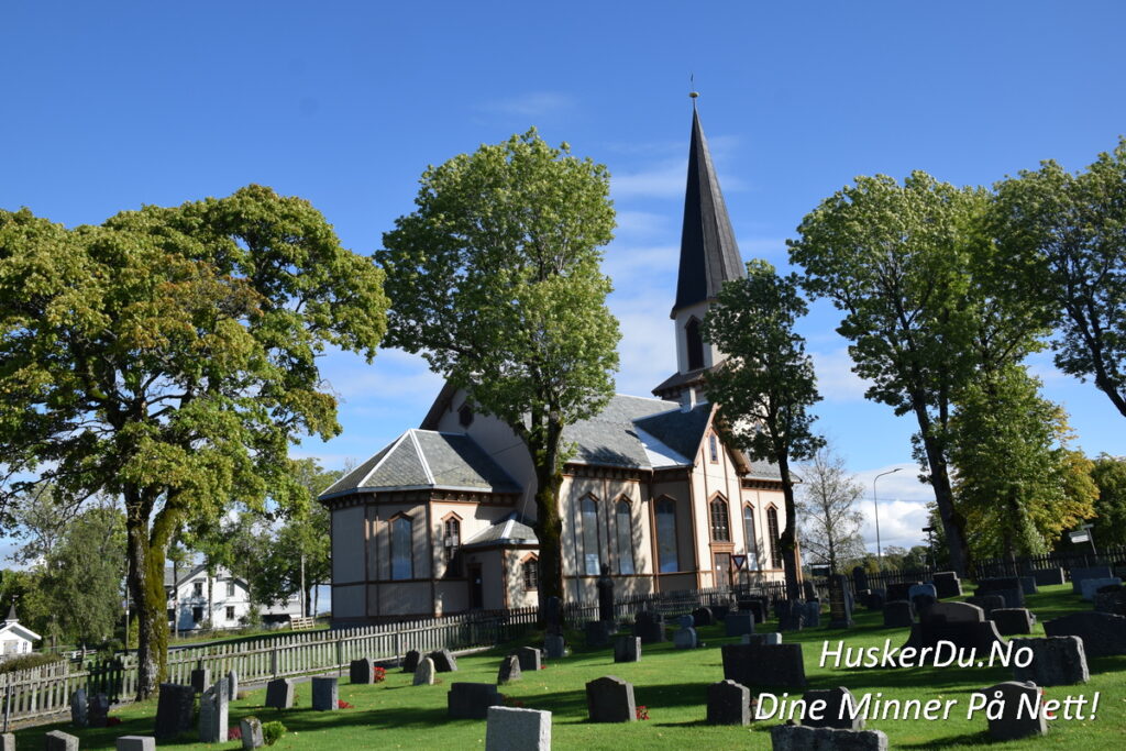 Fet Kirke i Fetsund – en historisk skatt med majestetisk spiretårn som strekker seg mot himmelen. Her finner du et fredfullt sted omgitt av frodig natur, hvor minner fra svunne tider fortsatt lever. 🌿📸 Foto: Huskerdu.no