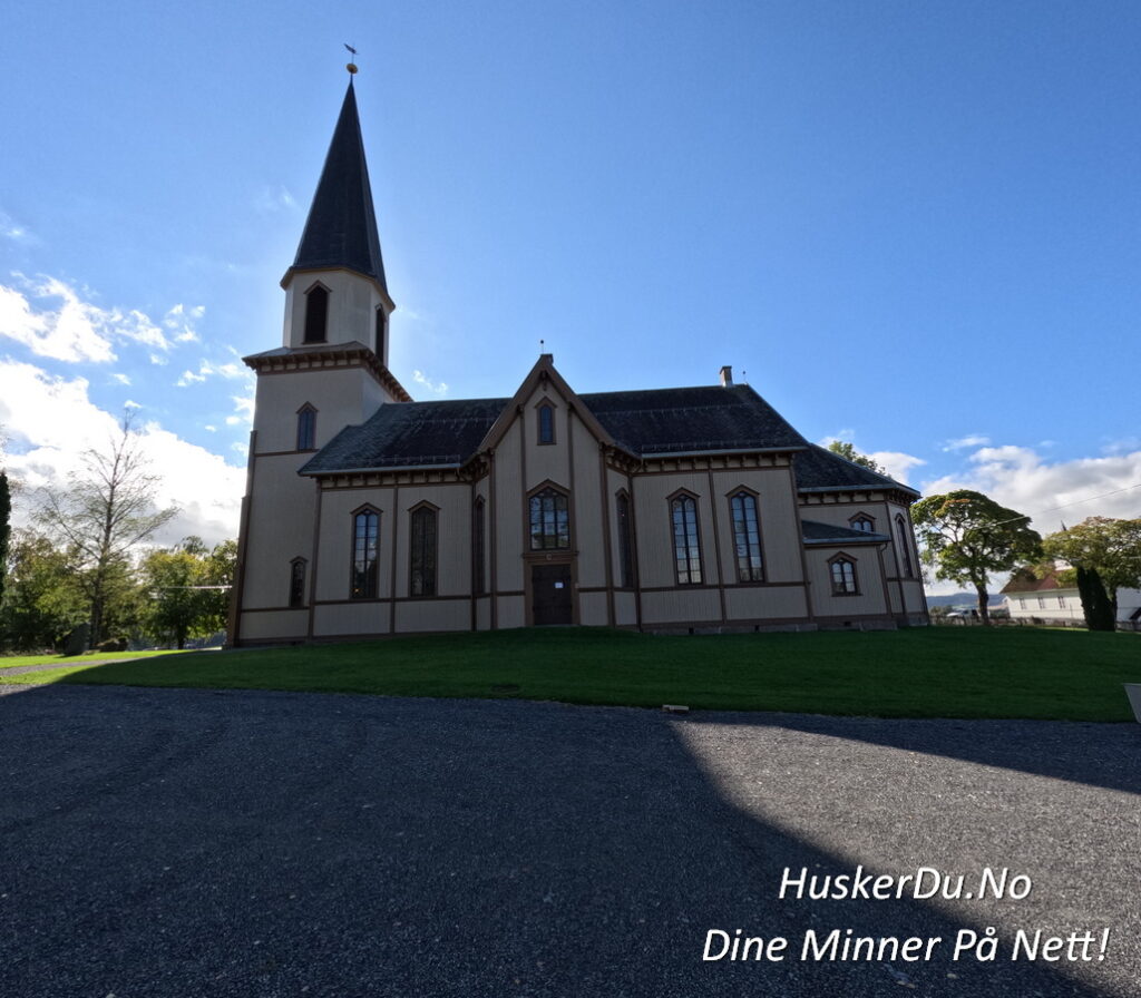 Fet Kirke i Fetsund – en historisk skatt med majestetisk spiretårn som strekker seg mot himmelen. Her finner du et fredfullt sted omgitt av frodig natur, hvor minner fra svunne tider fortsatt lever. 🌿📸 Foto: Huskerdu.no
