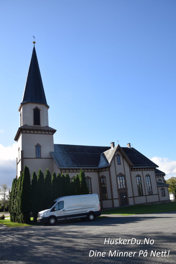 Fet Kirke i Fetsund – en historisk skatt med majestetisk spiretårn som strekker seg mot himmelen. Her finner du et fredfullt sted omgitt av frodig natur, hvor minner fra svunne tider fortsatt lever. 🌿📸 Foto: Huskerdu.no