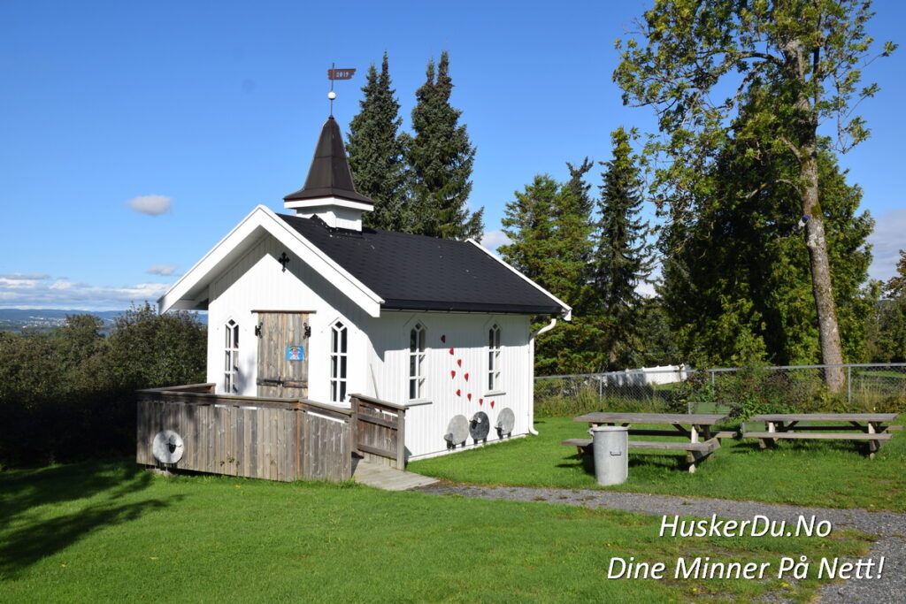 Fet Kirke i Fetsund – en historisk skatt med majestetisk spiretårn som strekker seg mot himmelen. Her finner du et fredfullt sted omgitt av frodig natur, hvor minner fra svunne tider fortsatt lever. 🌿📸 Foto: Huskerdu.no