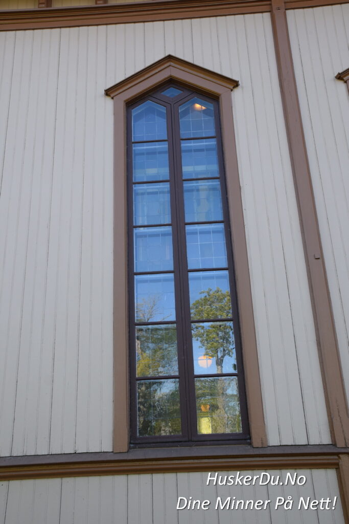 Fet Kirke i Fetsund – en historisk skatt med majestetisk spiretårn som strekker seg mot himmelen. Her finner du et fredfullt sted omgitt av frodig natur, hvor minner fra svunne tider fortsatt lever. 🌿📸 Foto: Huskerdu.no