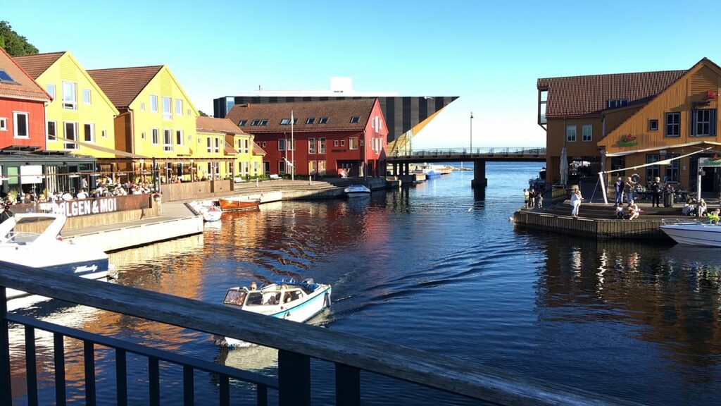 🚤🍤 Fiskebrygga i Kristiansand 🍤🚤 Opplev den idylliske Fiskebrygga i Kristiansand, et samlingspunkt for matelskere og båtfolk. Med sine fargerike bygninger, restauranter som tilbyr fersk sjømat og utsikt over Gravane-kanalen, er dette stedet perfekt for å nyte en sommerdag. Fiskebrygga byr på koselige spisesteder, småbåter som tøffer forbi, og en unik maritim atmosfære. Utforsk også nærliggende Odderøya, eller nyt musikk og god stemning på sommerens konserter. Foto: Sierra200, CC BY-SA 4.0 https://creativecommons.org/licenses/by-sa/4.0 fiskebrygga-kristiansand-maritim-atmosfaere Fiskebrygga Kristiansand – Mat, Sjøliv og Sommerstemning Kristiansand, Kristianssand, Fiskebrygga, Fiskebryggå, Gravane-kanalen, Odderøya, Kristiansand Brygge, Kristianssand Brygge, Fiskebryggen, Fiskebrygga Sørlandet, Sørlandets Fiskebrygge