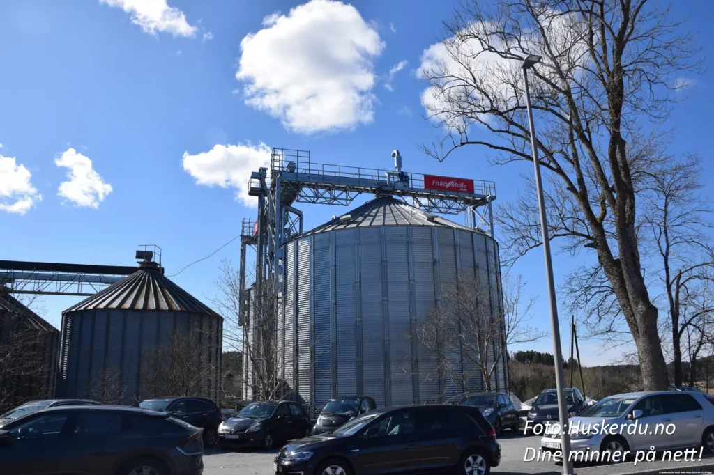 🌾🏭 Fiskå Mølle i Råde 🏭🌾 Opplev det historiske og moderne mølleanlegget ved Råde stasjon! Fiskå Mølle har vært en viktig del av regionens landbrukshistorie siden 1916, med fokus på bærekraftig produksjon og norsk korn. De ikoniske silotårnene og bygningene gir et innblikk i industriens utvikling og harmonerer vakkert med omgivelsene. Foto: Huskerdu.no - All Rights Reserved https://huskerdu.no fiska-rade-molle-stasjonsveien-historie Fiskå Mølle Råde – Historisk og Moderne Landbruksindustri Fiskå Mølle, Råde, Stasjonsveien, Østfold, landbruk, industri, kornproduksjon, siloer, Råde stasjon, bærekraftig industri