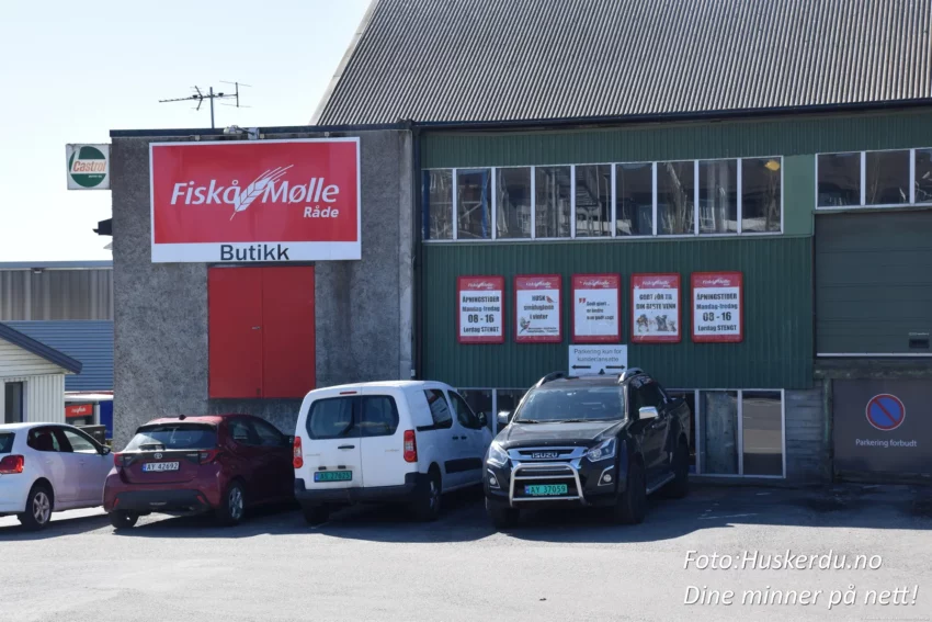 🌾🏭 Fiskå Mølle i Råde 🏭🌾 Opplev det historiske og moderne mølleanlegget ved Råde stasjon! Fiskå Mølle har vært en viktig del av regionens landbrukshistorie siden 1916, med fokus på bærekraftig produksjon og norsk korn. De ikoniske silotårnene og bygningene gir et innblikk i industriens utvikling og harmonerer vakkert med omgivelsene. Foto: Huskerdu.no - All Rights Reserved https://huskerdu.no fiska-rade-molle-stasjonsveien-historie Fiskå Mølle Råde – Historisk og Moderne Landbruksindustri Fiskå Mølle, Råde, Stasjonsveien, Østfold, landbruk, industri, kornproduksjon, siloer, Råde stasjon, bærekraftig industri