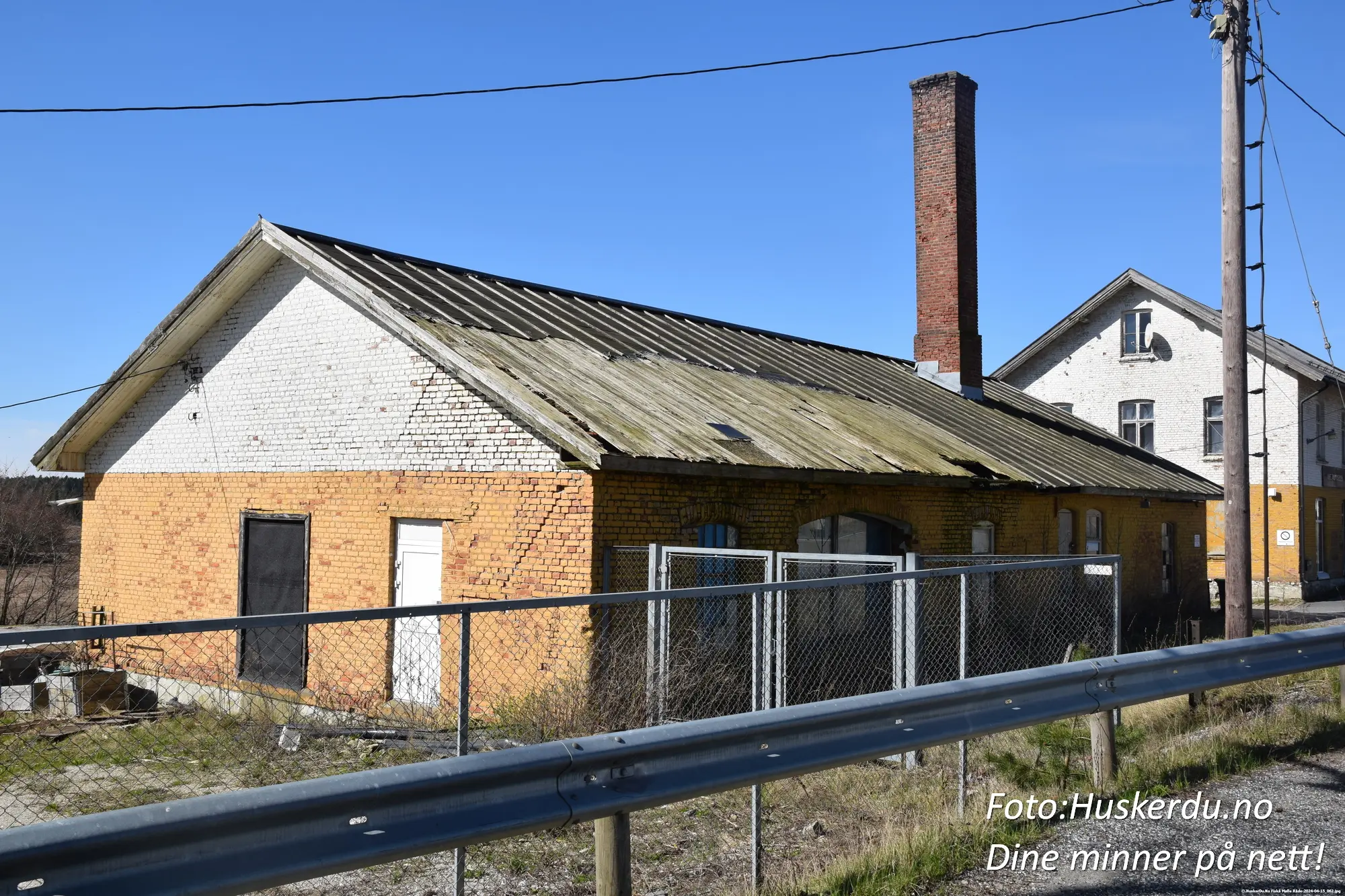 🌾🏭 Fiskå Mølle i Råde 🏭🌾 Opplev det historiske og moderne mølleanlegget ved Råde stasjon! Fiskå Mølle har vært en viktig del av regionens landbrukshistorie siden 1916, med fokus på bærekraftig produksjon og norsk korn. De ikoniske silotårnene og bygningene gir et innblikk i industriens utvikling og harmonerer vakkert med omgivelsene. Foto: Huskerdu.no - All Rights Reserved https://huskerdu.no fiska-rade-molle-stasjonsveien-historie Fiskå Mølle Råde – Historisk og Moderne Landbruksindustri Fiskå Mølle, Råde, Stasjonsveien, Østfold, landbruk, industri, kornproduksjon, siloer, Råde stasjon, bærekraftig industri