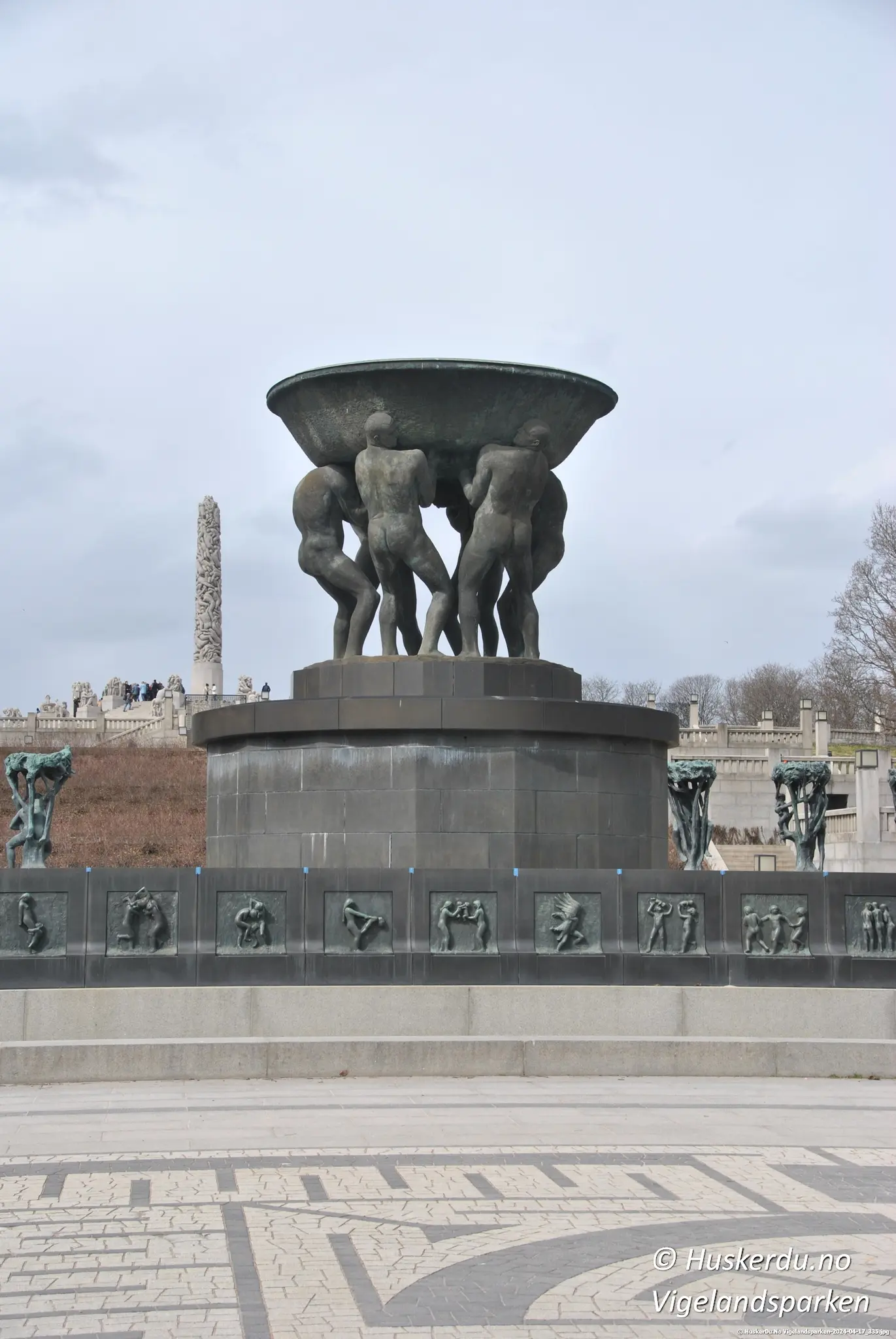 Fontenen i Vigelandsparken En av de ikoniske skulpturene i parken, som symboliserer livets syklus. Foto: © Huskerdu.no – Vigelandsparken