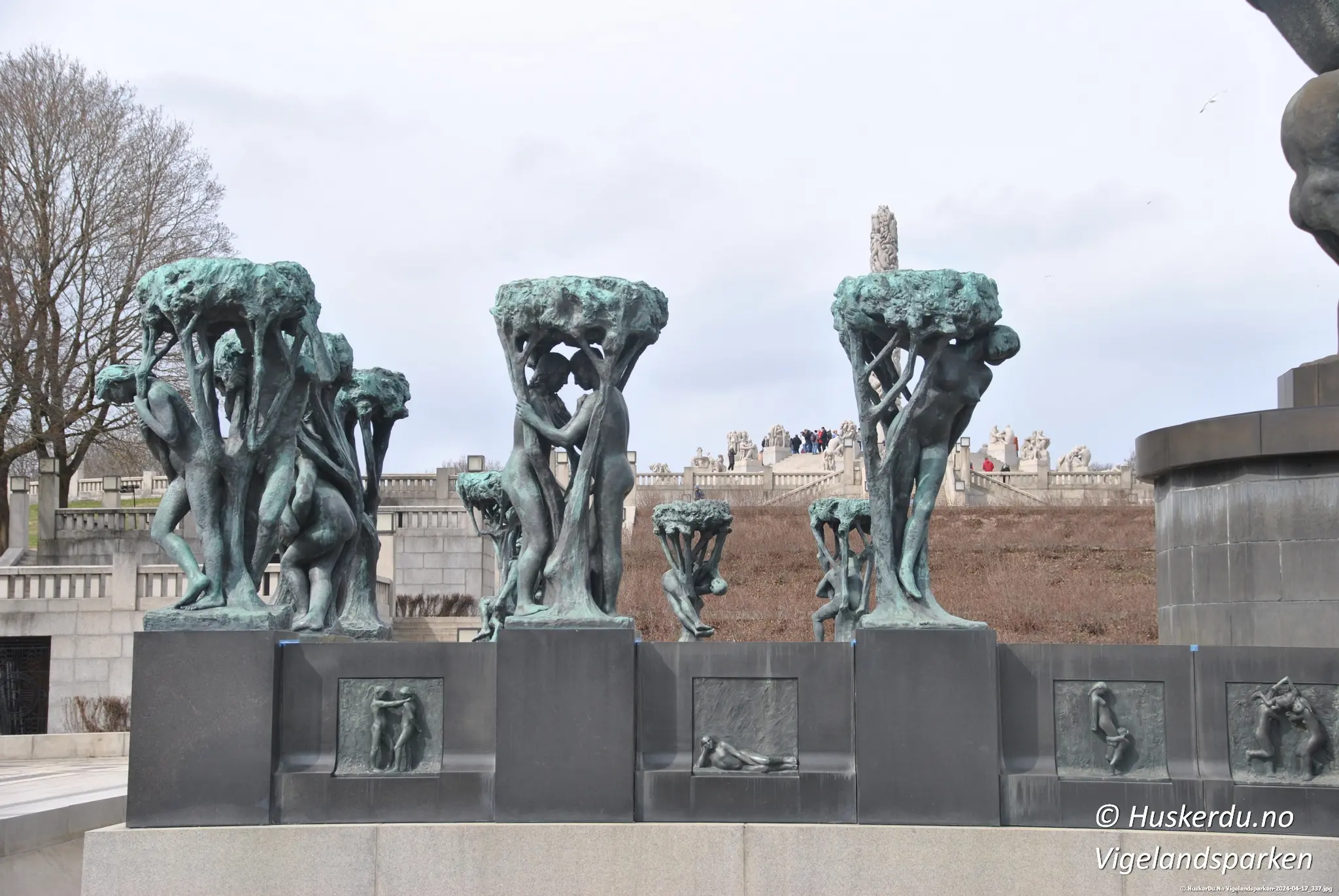 Trær av bronse i Vigelandsparken Detaljrike skulpturer som viser mennesker i harmoni med naturen. Foto: © Huskerdu.no – Vigelandsparken
