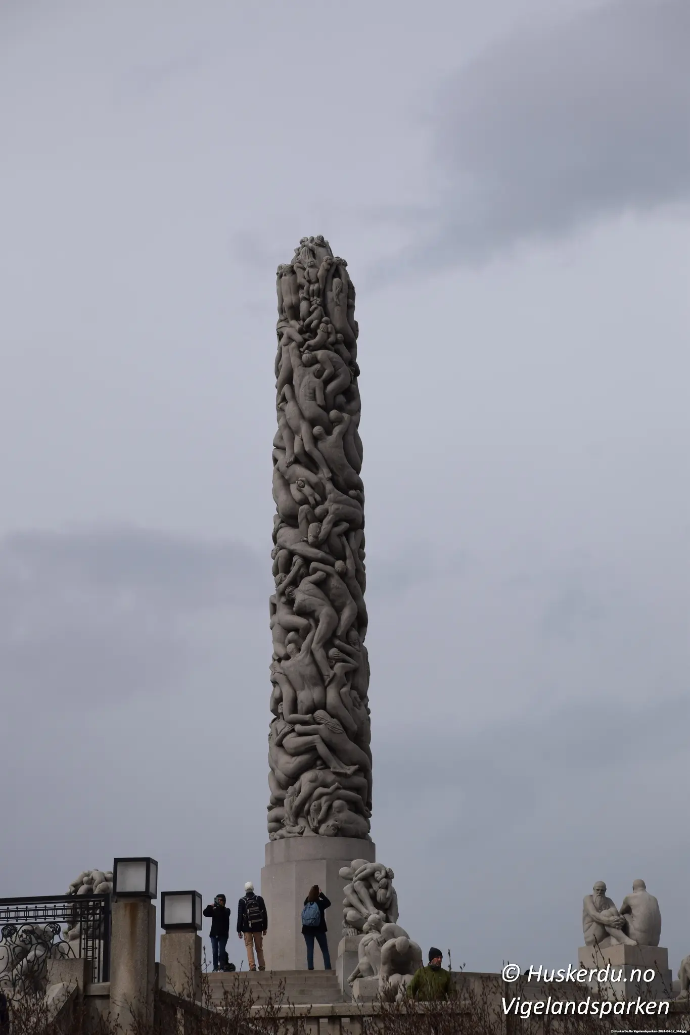 Monolitten i Vigelandsparken Parkens høydepunkt med utskårne figurer som representerer samhold og menneskets livsreise. Foto: © Huskerdu.no – Vigelandsparken