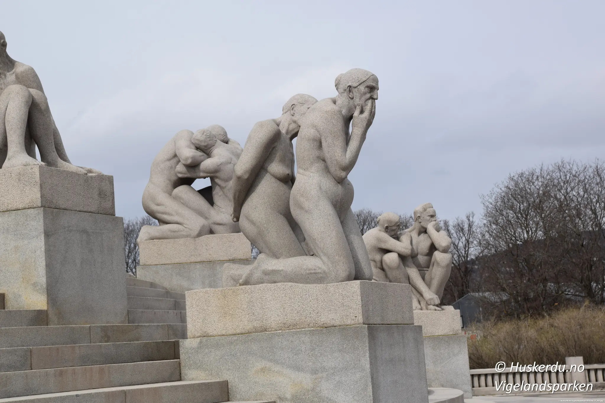 Skulpturdetaljer fra Vigelandsparken – Nærbilder av uttrykksfulle statuer som formidler følelser og livets ulike faser.