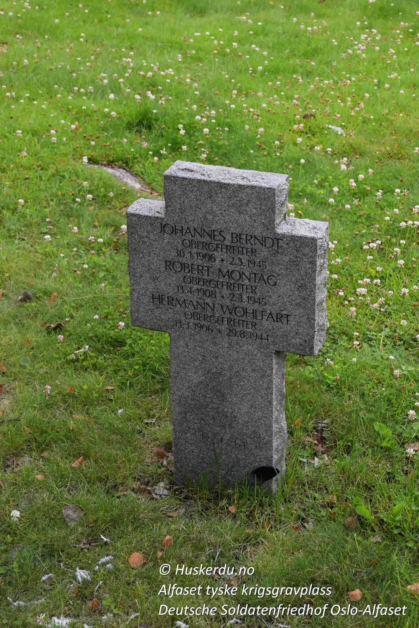 ⚰️🌳 Den tyske krigsgravplassen på Alfaset 🌳⚰️ Den tyske krigsgravplassen på Alfaset i Oslo er et viktig minnesmerke over de tyske soldatene som falt under andre verdenskrig. Gravplassen er preget av hundrevis av graver med små steinkors, og området er omgitt av trær som skaper en rolig atmosfære. Dette stedet er en påminnelse om krigens ødeleggelser og de menneskelige kostnadene. Foto: Huskerdu.no Lisens: © Huskerdu.no, Alle rettigheter forbeholdt https://huskerdu.no alfaset-tyske-krigsgravplass-deutsche-soldatenfriedhof Tyske krigsgraver på Alfaset i Oslo – et fredfullt minnesmerke Alfaset, tyske krigsgraver, tyske soldater, Deutsche Soldatenfriedhof, Alfaset Oslo, militærkirkegård, krigshistorie Norge