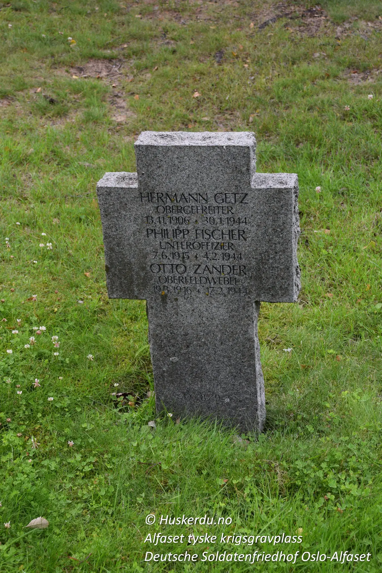 ⚰️🌳 Den tyske krigsgravplassen på Alfaset 🌳⚰️ Den tyske krigsgravplassen på Alfaset i Oslo er et viktig minnesmerke over de tyske soldatene som falt under andre verdenskrig. Gravplassen er preget av hundrevis av graver med små steinkors, og området er omgitt av trær som skaper en rolig atmosfære. Dette stedet er en påminnelse om krigens ødeleggelser og de menneskelige kostnadene. Foto: Huskerdu.no Lisens: © Huskerdu.no, Alle rettigheter forbeholdt https://huskerdu.no alfaset-tyske-krigsgravplass-deutsche-soldatenfriedhof Tyske krigsgraver på Alfaset i Oslo – et fredfullt minnesmerke Alfaset, tyske krigsgraver, tyske soldater, Deutsche Soldatenfriedhof, Alfaset Oslo, militærkirkegård, krigshistorie Norge