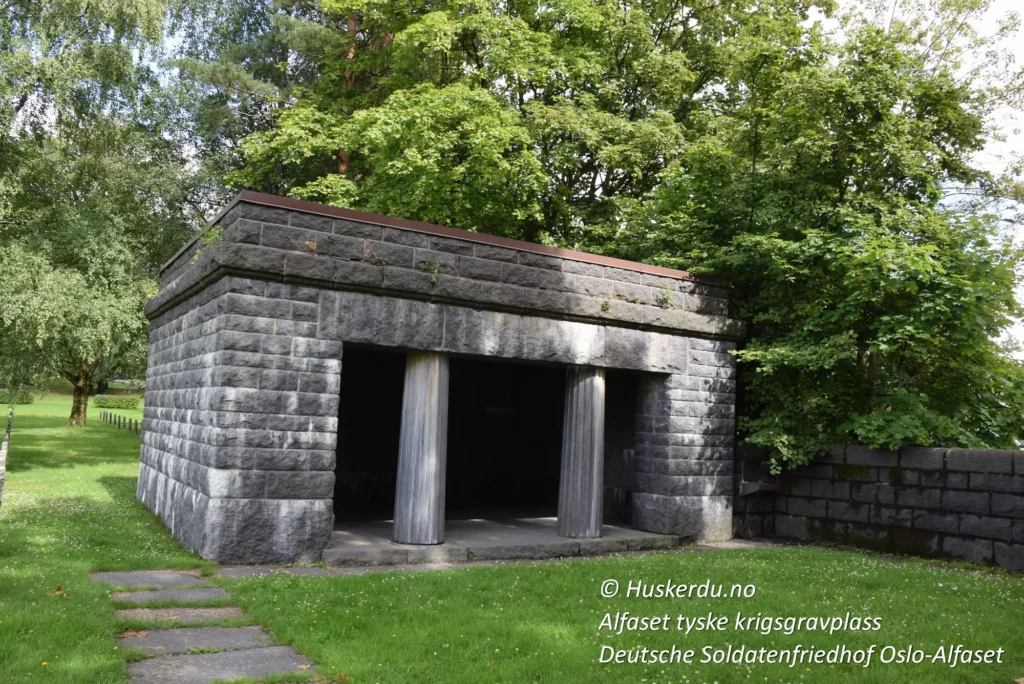 ⚰️🌳 Den tyske krigsgravplassen på Alfaset 🌳⚰️ Den tyske krigsgravplassen på Alfaset i Oslo er et viktig minnesmerke over de tyske soldatene som falt under andre verdenskrig. Gravplassen er preget av hundrevis av graver med små steinkors, og området er omgitt av trær som skaper en rolig atmosfære. Dette stedet er en påminnelse om krigens ødeleggelser og de menneskelige kostnadene. Foto: Huskerdu.no Lisens: © Huskerdu.no, Alle rettigheter forbeholdt https://huskerdu.no alfaset-tyske-krigsgravplass-deutsche-soldatenfriedhof Tyske krigsgraver på Alfaset i Oslo – et fredfullt minnesmerke Alfaset, tyske krigsgraver, tyske soldater, Deutsche Soldatenfriedhof, Alfaset Oslo, militærkirkegård, krigshistorie Norge