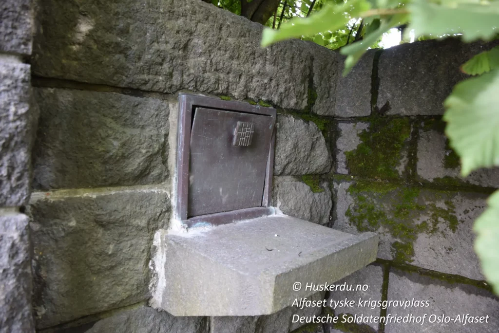⚰️🌳 Den tyske krigsgravplassen på Alfaset 🌳⚰️ Den tyske krigsgravplassen på Alfaset i Oslo er et viktig minnesmerke over de tyske soldatene som falt under andre verdenskrig. Gravplassen er preget av hundrevis av graver med små steinkors, og området er omgitt av trær som skaper en rolig atmosfære. Dette stedet er en påminnelse om krigens ødeleggelser og de menneskelige kostnadene. Foto: Huskerdu.no Lisens: © Huskerdu.no, Alle rettigheter forbeholdt https://huskerdu.no alfaset-tyske-krigsgravplass-deutsche-soldatenfriedhof Tyske krigsgraver på Alfaset i Oslo – et fredfullt minnesmerke Alfaset, tyske krigsgraver, tyske soldater, Deutsche Soldatenfriedhof, Alfaset Oslo, militærkirkegård, krigshistorie Norge