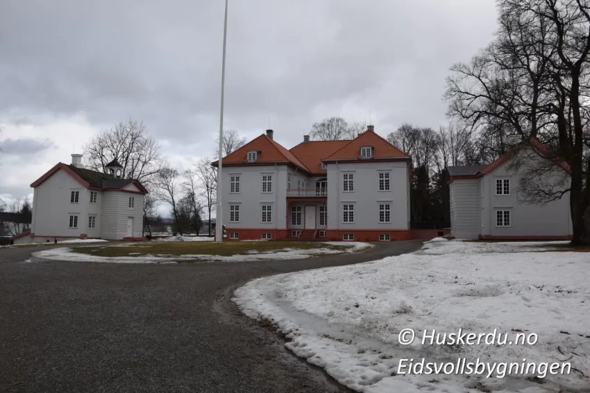 🏛️🇳🇴 Eidsvollsbygningen – Norges Grunnlovs Vugge 🇳🇴🏛️ Eidsvollsbygningen er et av Norges viktigste historiske monumenter. Det var her Grunnloven ble utformet og vedtatt 17. mai 1814. Bygningen, omgitt av vakre omgivelser, gir besøkende en unik innsikt i landets demokratiske historie. På området finner du også en statue av Henrik Wergeland, en av Norges fremste diktere og forkjempere for frihet. Opplev historien på nært hold og gå gjennom de velbevarte rommene der nasjonens fremtid ble formet. Foto: © Huskerdu.no, Eidsvollsbygningen – Historie og Frihetens Symbol Søkeord: Eidsvollsbygningen, Eidsvoll bygning, Henrik Wergeland statue, Norges Grunnlov, Eidsvoll museum, norsk historie, 1814, grunnlovens hus, Eidsvollsbygningen museum, Eidsvoll plass, nasjonalmonument Norge