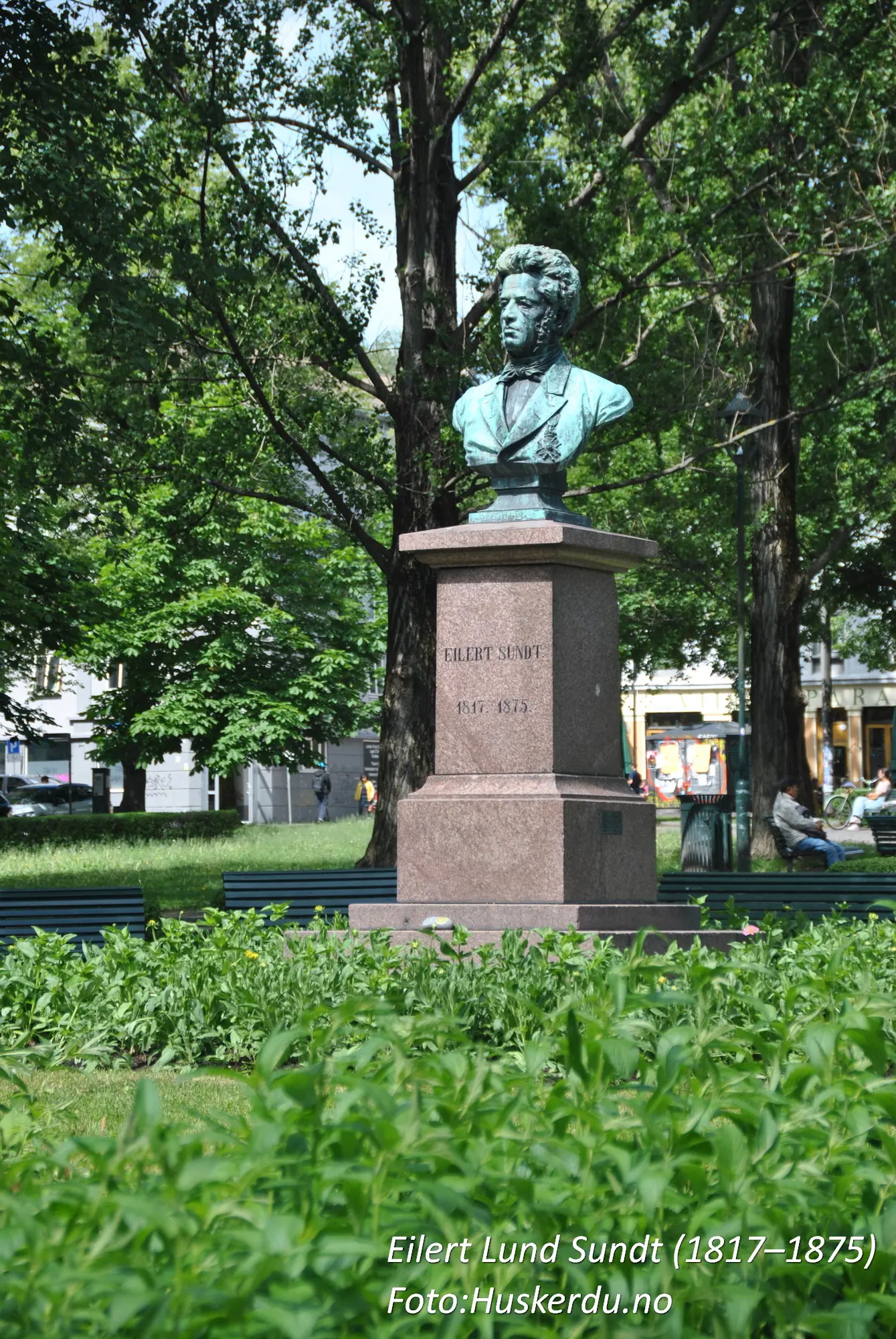 🏞️🪙 Bysten av Eilert Lund Sundt på Olaf Ryes plass 🪙🏞️ Utforsk Olaf Ryes plass i hjertet av Oslo, der bysten av Eilert Lund Sundt (1817–1875) står som en hyllest til en av Norges mest fremtredende samfunnsforskere. Plassert midt i det grønne byrommet, inviterer denne skulpturen turister og lokalbefolkning til refleksjon og hvile på benkene rundt. Parken er omringet av byens pulserende liv, men tilbyr samtidig en rolig atmosfære for en kort pause. Foto: © Huskerdu.no, All Rights Reserved eilert-lund-sundt-olaf-ryes-plass-oslo Bysten av Eilert Lund Sundt på Olaf Ryes plass, Oslo Olaf Ryes plass, Eilert Sundt, Eilert Lund Sundt, Olaf Rye plass, Olaf Ryesplass, Oslo, Oslo sentrum, Grünerløkka, samfunnsforsker, norsk historie, statue Oslo