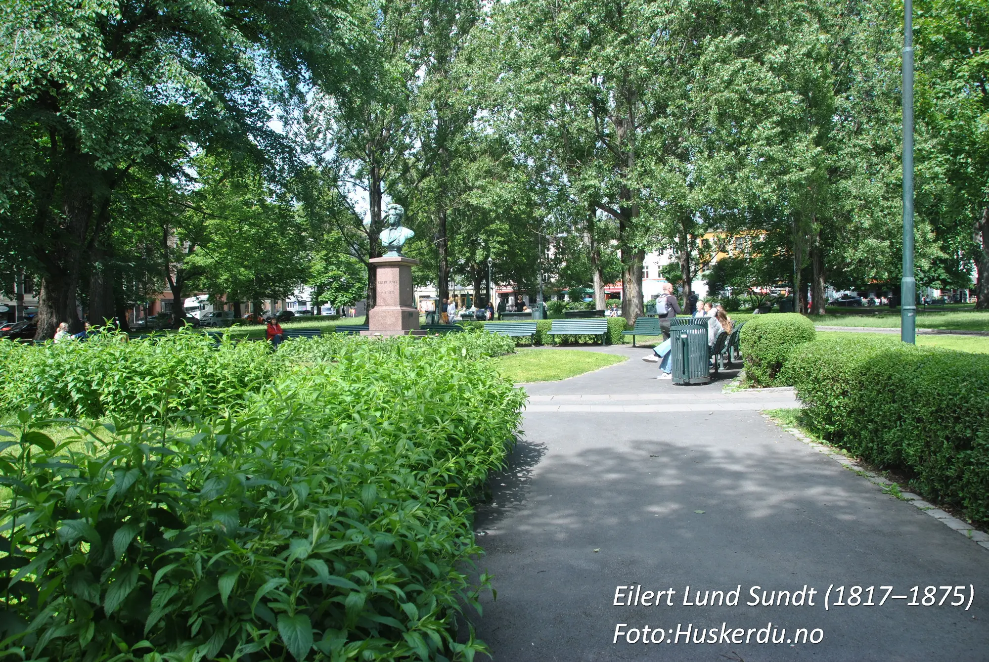 🏞️🪙 Bysten av Eilert Lund Sundt på Olaf Ryes plass 🪙🏞️ Utforsk Olaf Ryes plass i hjertet av Oslo, der bysten av Eilert Lund Sundt (1817–1875) står som en hyllest til en av Norges mest fremtredende samfunnsforskere. Plassert midt i det grønne byrommet, inviterer denne skulpturen turister og lokalbefolkning til refleksjon og hvile på benkene rundt. Parken er omringet av byens pulserende liv, men tilbyr samtidig en rolig atmosfære for en kort pause. Foto: © Huskerdu.no, All Rights Reserved eilert-lund-sundt-olaf-ryes-plass-oslo Bysten av Eilert Lund Sundt på Olaf Ryes plass, Oslo Olaf Ryes plass, Eilert Sundt, Eilert Lund Sundt, Olaf Rye plass, Olaf Ryesplass, Oslo, Oslo sentrum, Grünerløkka, samfunnsforsker, norsk historie, statue Oslo