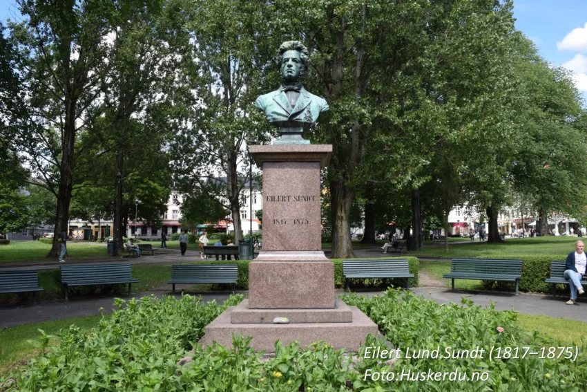 🏞️🪙 Bysten av Eilert Lund Sundt på Olaf Ryes plass 🪙🏞️ Utforsk Olaf Ryes plass i hjertet av Oslo, der bysten av Eilert Lund Sundt (1817–1875) står som en hyllest til en av Norges mest fremtredende samfunnsforskere. Plassert midt i det grønne byrommet, inviterer denne skulpturen turister og lokalbefolkning til refleksjon og hvile på benkene rundt. Parken er omringet av byens pulserende liv, men tilbyr samtidig en rolig atmosfære for en kort pause. Foto: © Huskerdu.no, All Rights Reserved eilert-lund-sundt-olaf-ryes-plass-oslo Bysten av Eilert Lund Sundt på Olaf Ryes plass, Oslo Olaf Ryes plass, Eilert Sundt, Eilert Lund Sundt, Olaf Rye plass, Olaf Ryesplass, Oslo, Oslo sentrum, Grünerløkka, samfunnsforsker, norsk historie, statue Oslo