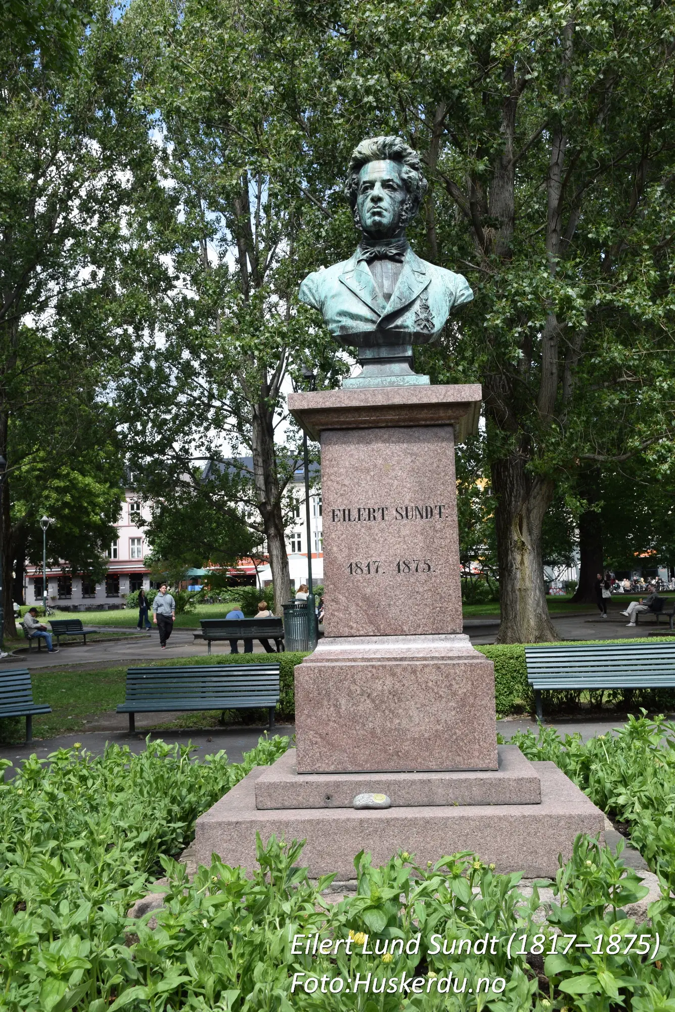 🏞️🪙 Bysten av Eilert Lund Sundt på Olaf Ryes plass 🪙🏞️ Utforsk Olaf Ryes plass i hjertet av Oslo, der bysten av Eilert Lund Sundt (1817–1875) står som en hyllest til en av Norges mest fremtredende samfunnsforskere. Plassert midt i det grønne byrommet, inviterer denne skulpturen turister og lokalbefolkning til refleksjon og hvile på benkene rundt. Parken er omringet av byens pulserende liv, men tilbyr samtidig en rolig atmosfære for en kort pause. Foto: © Huskerdu.no, All Rights Reserved eilert-lund-sundt-olaf-ryes-plass-oslo Bysten av Eilert Lund Sundt på Olaf Ryes plass, Oslo Olaf Ryes plass, Eilert Sundt, Eilert Lund Sundt, Olaf Rye plass, Olaf Ryesplass, Oslo, Oslo sentrum, Grünerløkka, samfunnsforsker, norsk historie, statue Oslo