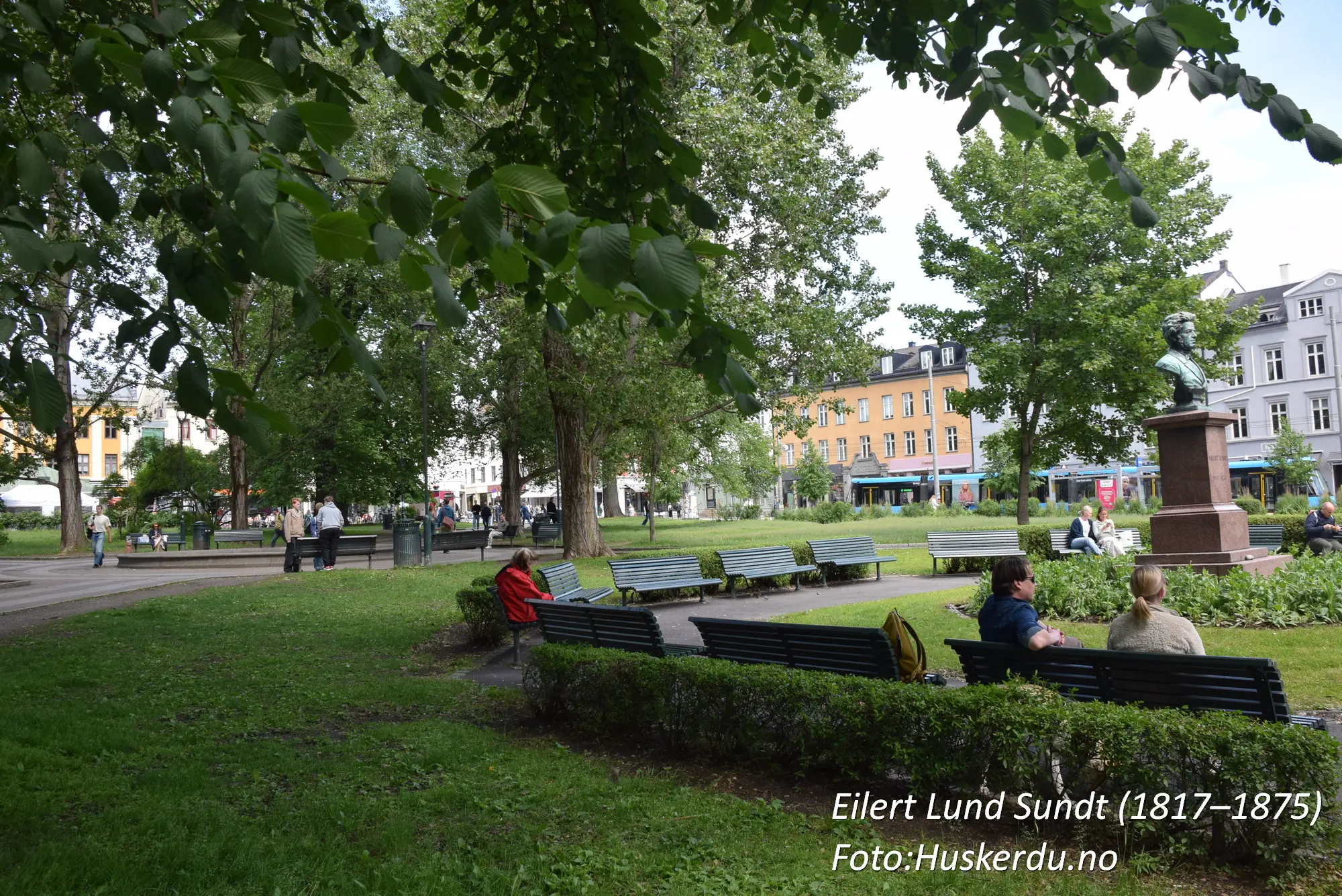 🏞️🪙 Bysten av Eilert Lund Sundt på Olaf Ryes plass 🪙🏞️ Utforsk Olaf Ryes plass i hjertet av Oslo, der bysten av Eilert Lund Sundt (1817–1875) står som en hyllest til en av Norges mest fremtredende samfunnsforskere. Plassert midt i det grønne byrommet, inviterer denne skulpturen turister og lokalbefolkning til refleksjon og hvile på benkene rundt. Parken er omringet av byens pulserende liv, men tilbyr samtidig en rolig atmosfære for en kort pause. Foto: © Huskerdu.no, All Rights Reserved eilert-lund-sundt-olaf-ryes-plass-oslo Bysten av Eilert Lund Sundt på Olaf Ryes plass, Oslo Olaf Ryes plass, Eilert Sundt, Eilert Lund Sundt, Olaf Rye plass, Olaf Ryesplass, Oslo, Oslo sentrum, Grünerløkka, samfunnsforsker, norsk historie, statue Oslo