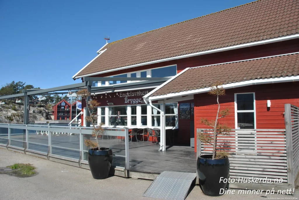 🐟🏘️ Engelsviken – Mat og Idylle 🏘️🐟 Utforsk Engelsviken, en sjarmerende kystbygd i Fredrikstad, kjent for sin autentiske sjarm og rike sjømatkultur. Fra fiskebutikker med ferske delikatesser til vakre røde bryggebygninger ved sjøen, er dette et sted hvor mat og maritime tradisjoner møtes. Nyt en spasertur langs havnen og opplev atmosfæren som trekker til seg både lokale og turister. Foto: © Huskerdu.no https://huskerdu.no/ engelsviken-kystbygd-havn-sjømat Engelsviken Fredrikstad – Sjømat og Kystliv Engelsviken, Fredrikstad, Engelsvikens havn, Engelsviken sjømat, kystbygd Engelsviken, Engelsvikens brygge, Fredrikstad Engelsviken, mat Engelsviken, Engelsviken båt