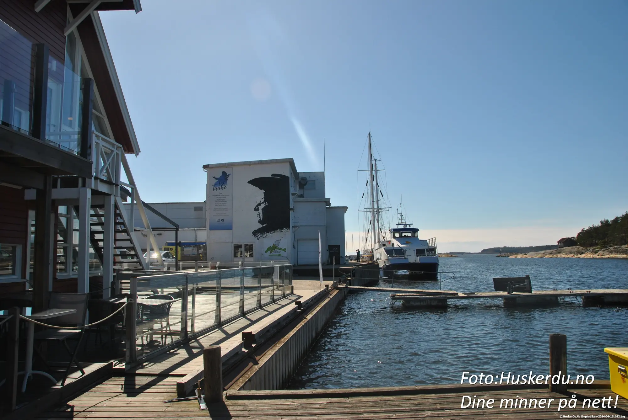 🐟🏘️ Engelsviken – Mat og Idylle 🏘️🐟 Utforsk Engelsviken, en sjarmerende kystbygd i Fredrikstad, kjent for sin autentiske sjarm og rike sjømatkultur. Fra fiskebutikker med ferske delikatesser til vakre røde bryggebygninger ved sjøen, er dette et sted hvor mat og maritime tradisjoner møtes. Nyt en spasertur langs havnen og opplev atmosfæren som trekker til seg både lokale og turister. Foto: © Huskerdu.no https://huskerdu.no/ engelsviken-kystbygd-havn-sjømat Engelsviken Fredrikstad – Sjømat og Kystliv Engelsviken, Fredrikstad, Engelsvikens havn, Engelsviken sjømat, kystbygd Engelsviken, Engelsvikens brygge, Fredrikstad Engelsviken, mat Engelsviken, Engelsviken båt